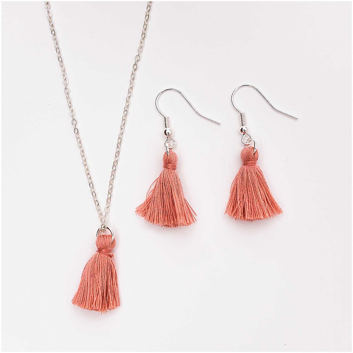 Quasten mit Öse 2,2cm 2 Stück von Rico Design in Pink, abgebildet als Schmuckset mit Kette und Ohrringen.