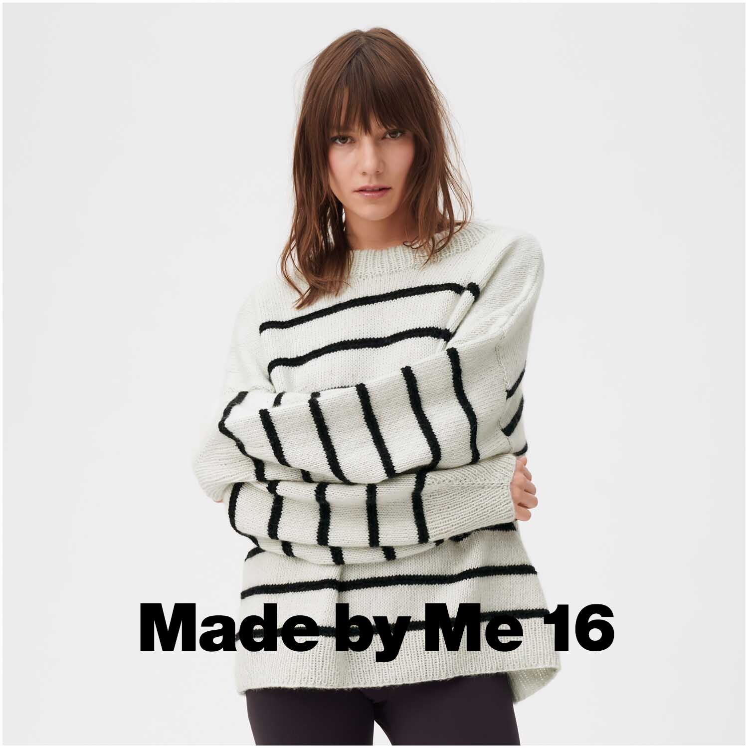 Creative Cotton Fleece dk: Frau in gestreiftem Pullover aus weichem Material, ideal für kühle Tage.