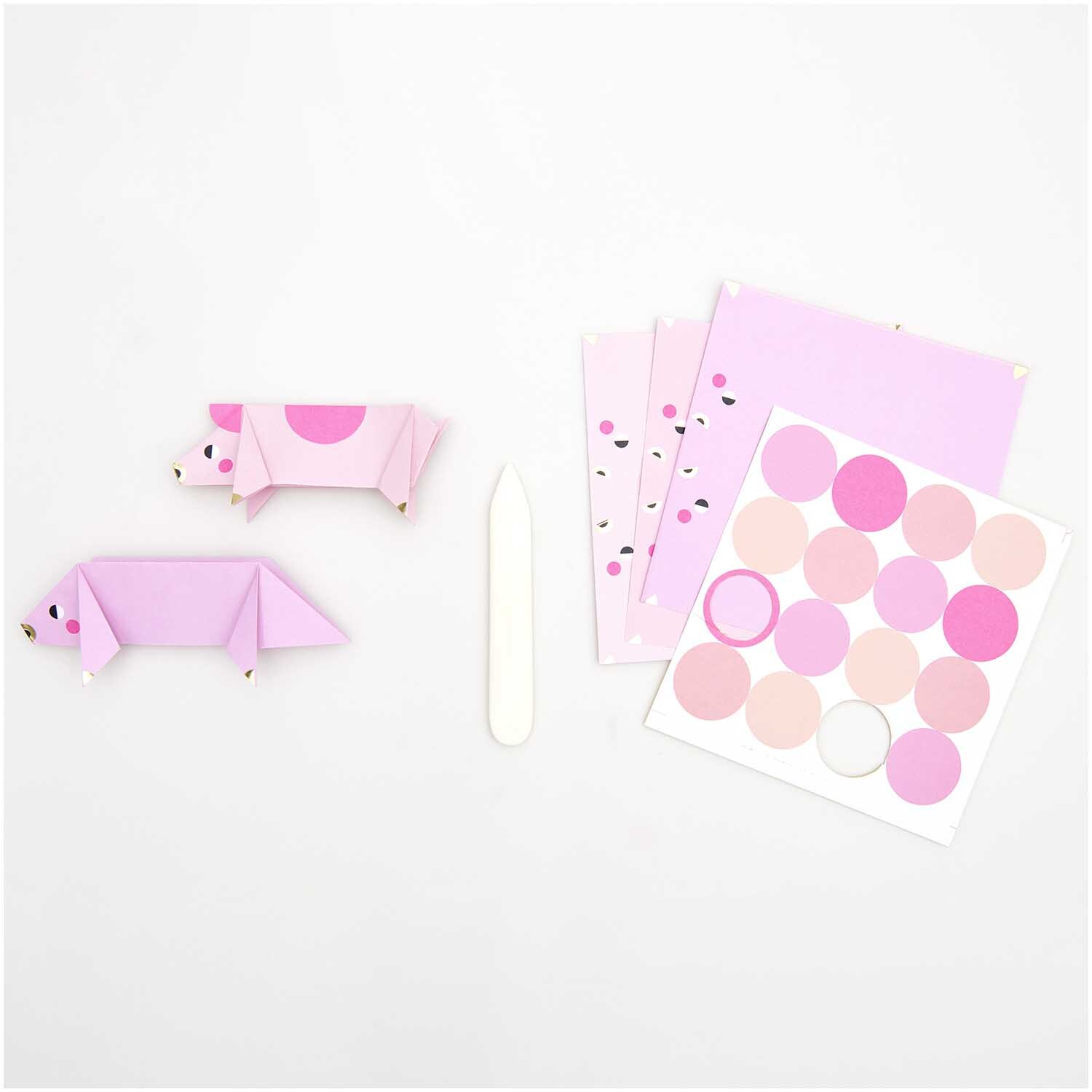 Paper Poetry Origami Glücksschwein Set mit rosa Papier und Stickern, ideal für kreative Bastelprojekte.