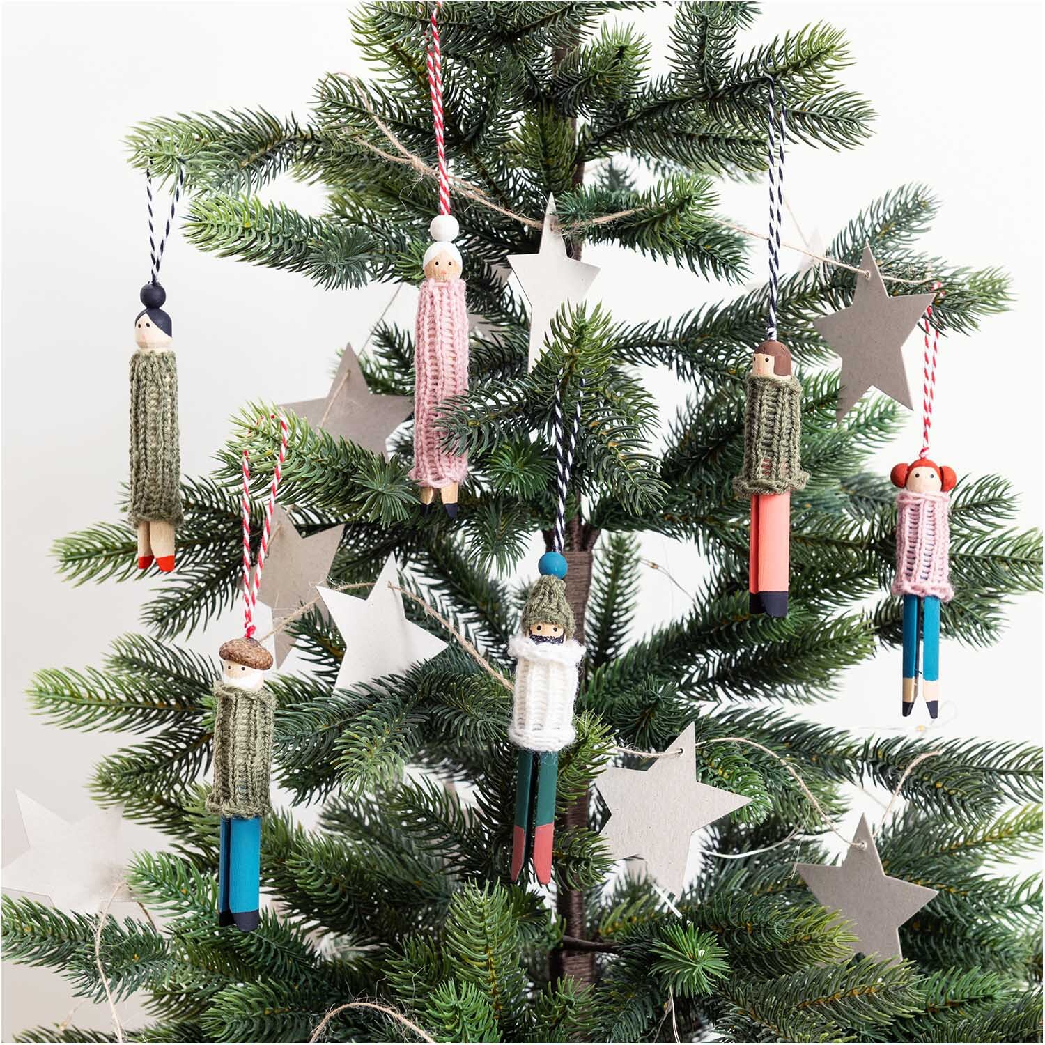 Amerikanische Holzklammern natur 9,5cm 10 Stück von Rico Design als Puppen an einem Weihnachtsbaum mit Sternen.