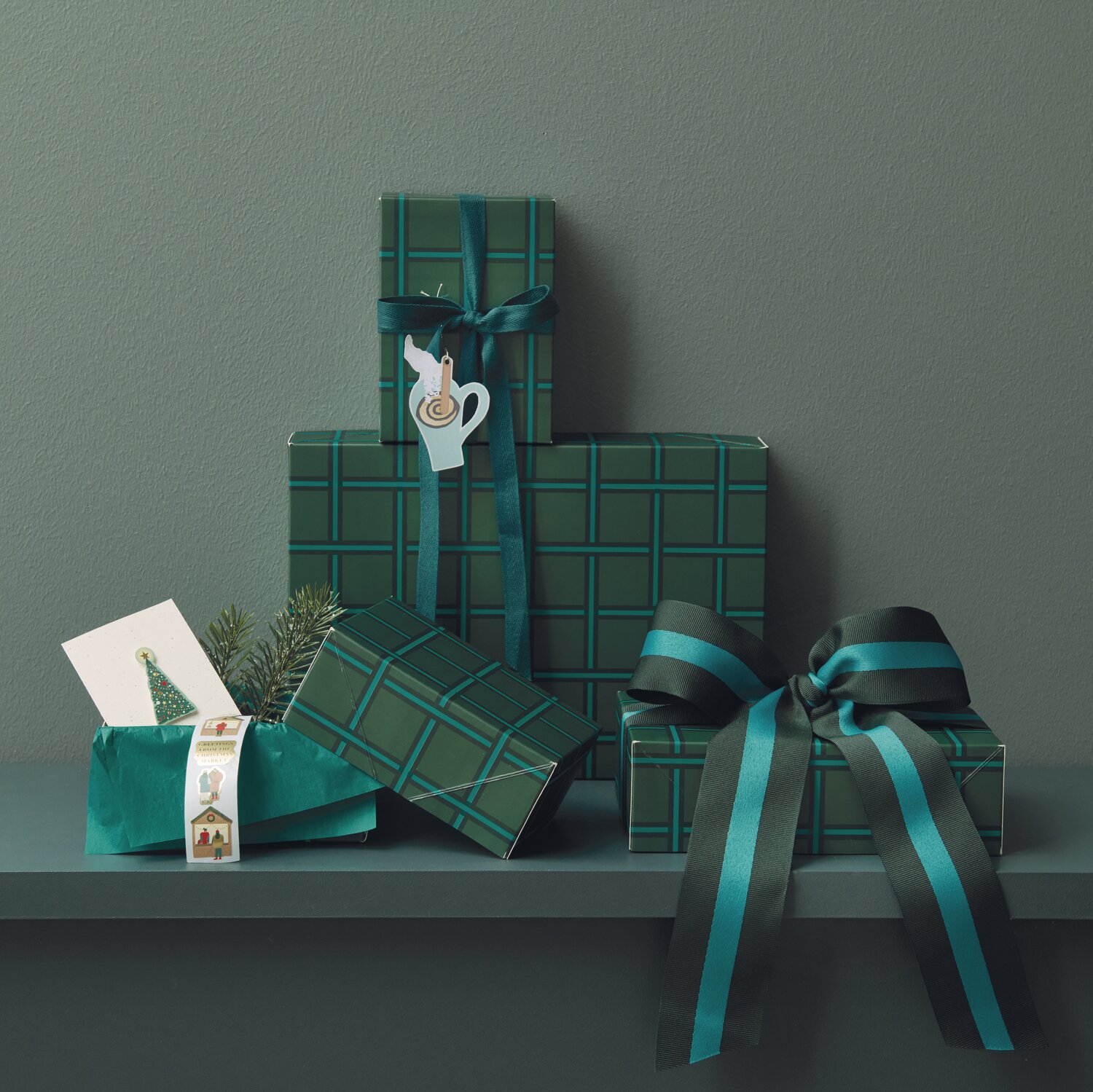 Paper Poetry Papierschachtel Set Raster, 4-teilig, mit grünem Baumwollband und Geschenkanhänger.