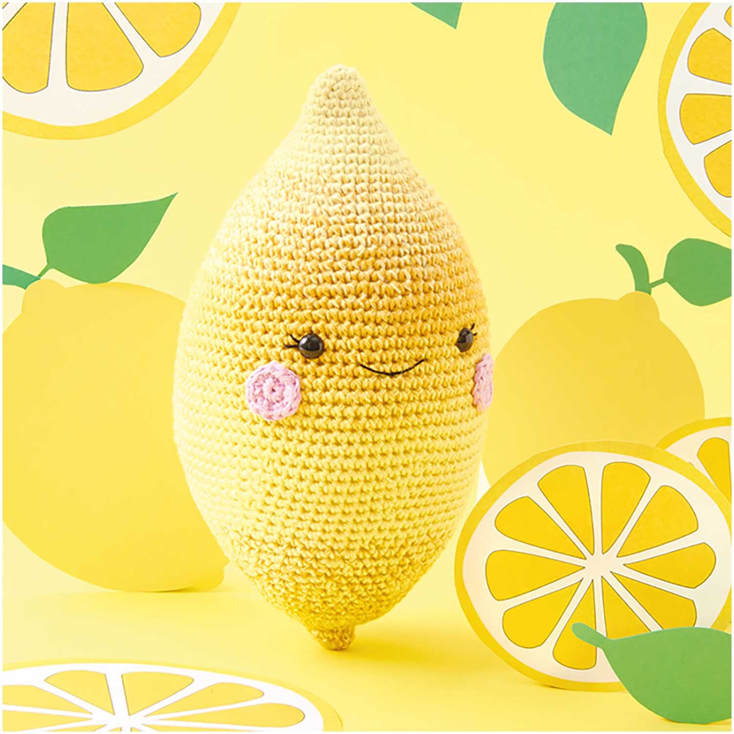 Ricorumi Spin Spin dk: Gelbes, gehäkeltes Zitronen-Amigurumi von Rico Design, umgeben von Zitronenmotiven.