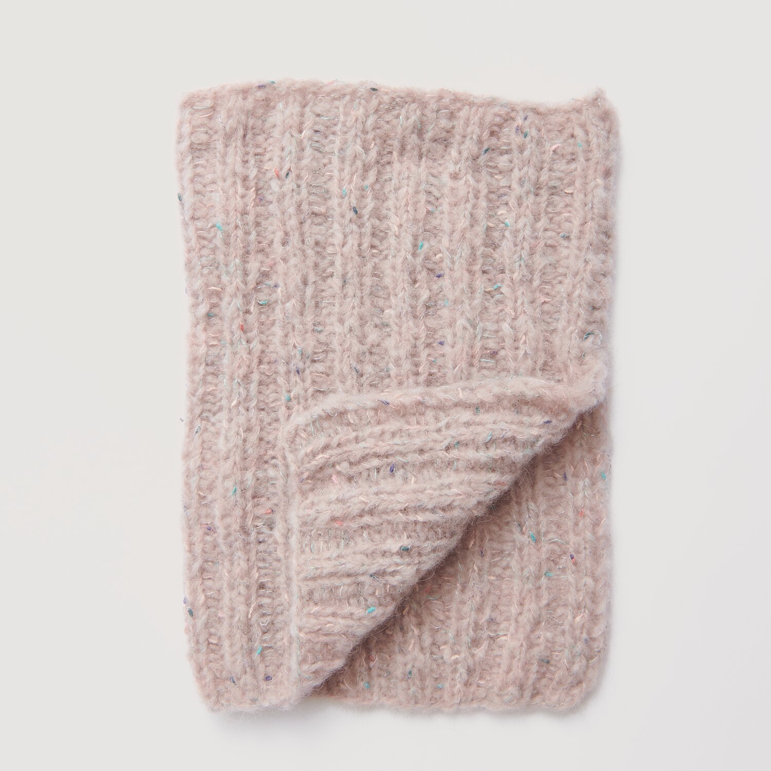 Strickset Kragen Modell 05b aus Die Neue Masche No. 10, zeigt ein weiches, geripptes Strickmuster in zartem Rosa.