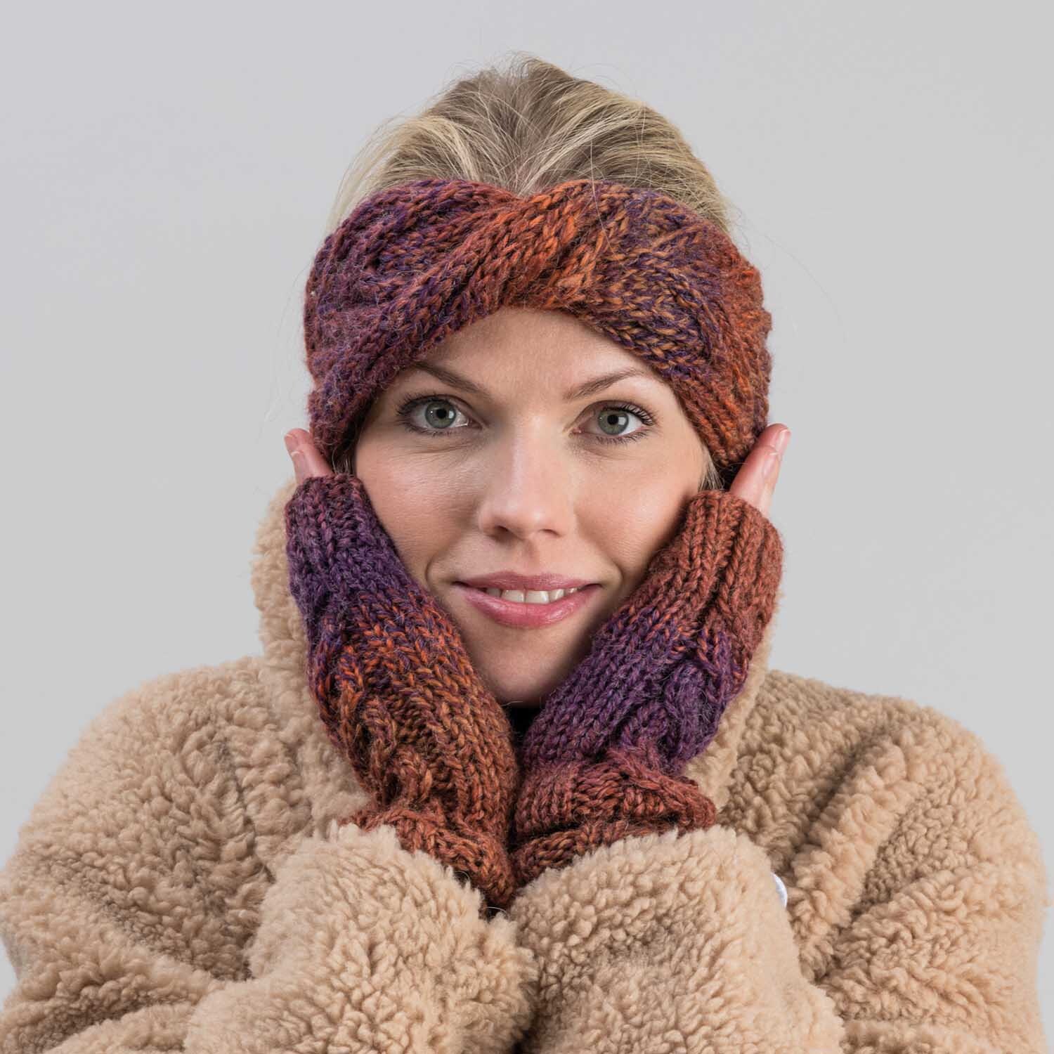 Strickanleitung Stirnband und Stulpen aus Creative Ito Iro chunky: Frau trägt gestricktes Stirnband und passende Stulpen in warmen Farbtönen.