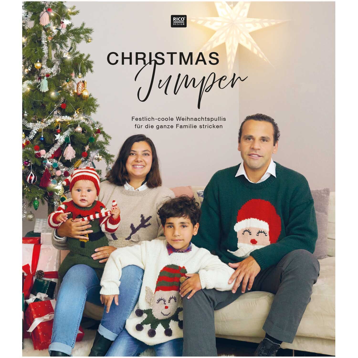 Christmas Jumper: Familie in festlichen Pullovern vor Weihnachtsbaum, lächelnd auf Sofa sitzend.