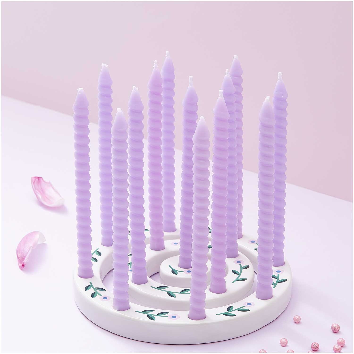 Keramik Kerzenringe Blümchen, 3-teilig, mit zarten floralen Mustern und lila Kerzen von Rico Design.