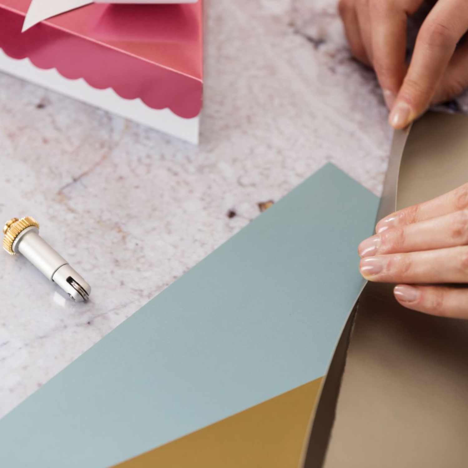 Maker Double Scoring Wheel Tip 02 Doppelfalzspitze wird verwendet, um Papier präzise zu falzen.