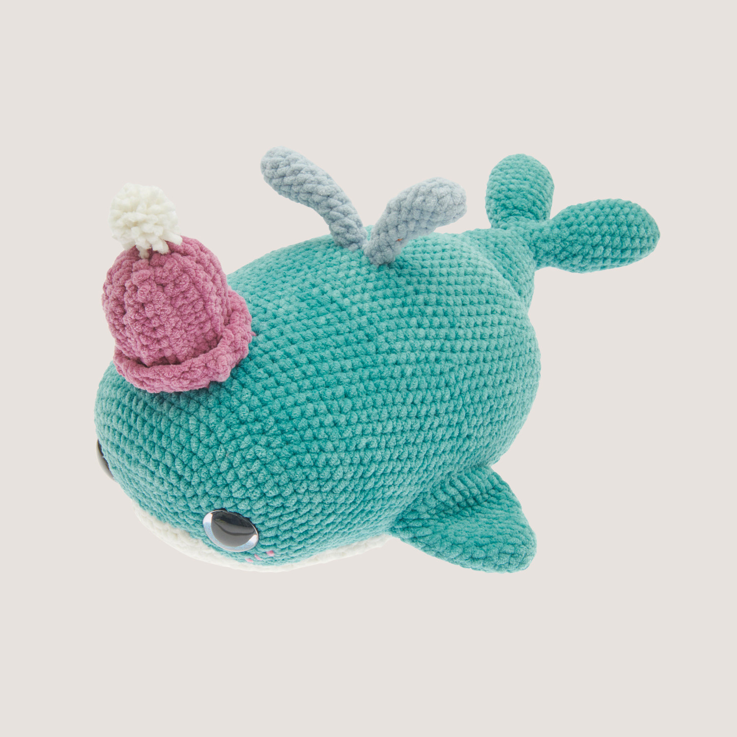 Häkelset Grandpa Whale Modell 06: Ein türkisfarbener gehäkelter Wal mit Mütze aus Chenillove Big Cuties.