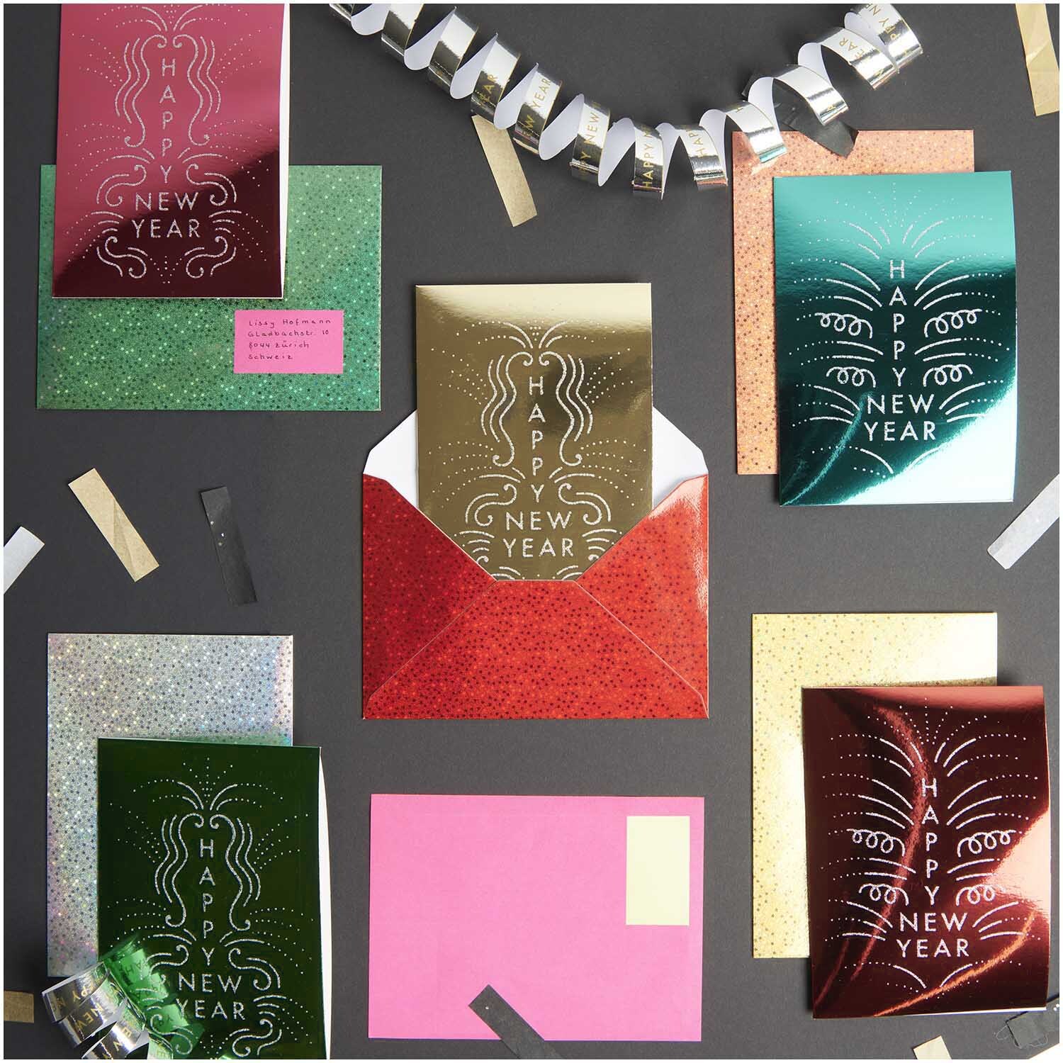 Paper Poetry Kartenset Happy New Year, 20-teilig, zeigt bunte Karten und Umschläge von Rico Design.