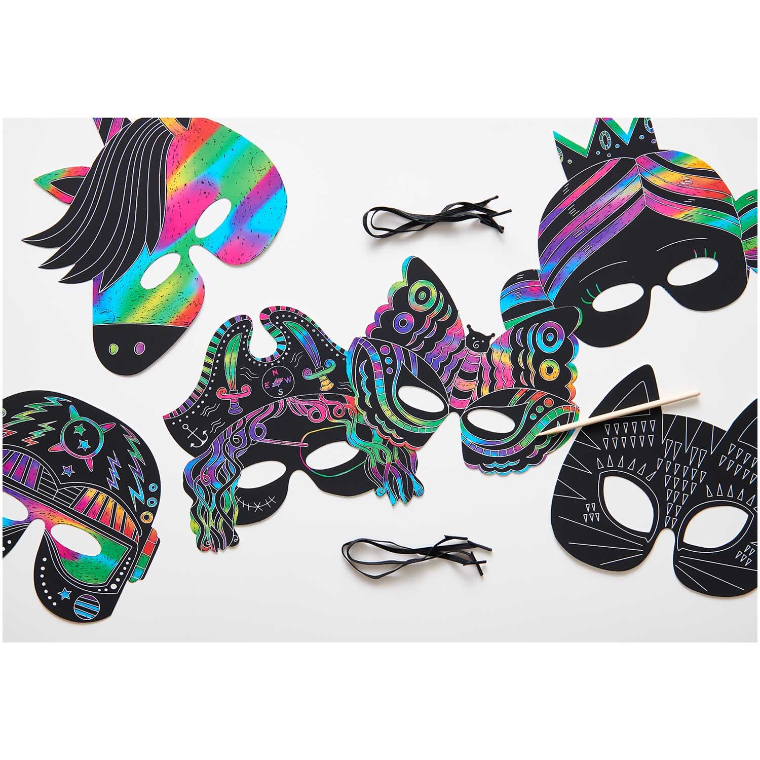 Paper Poetry Kratzpapier Masken Set mit bunten Designs und Holzkratzer, ideal für kreative Bastelprojekte.