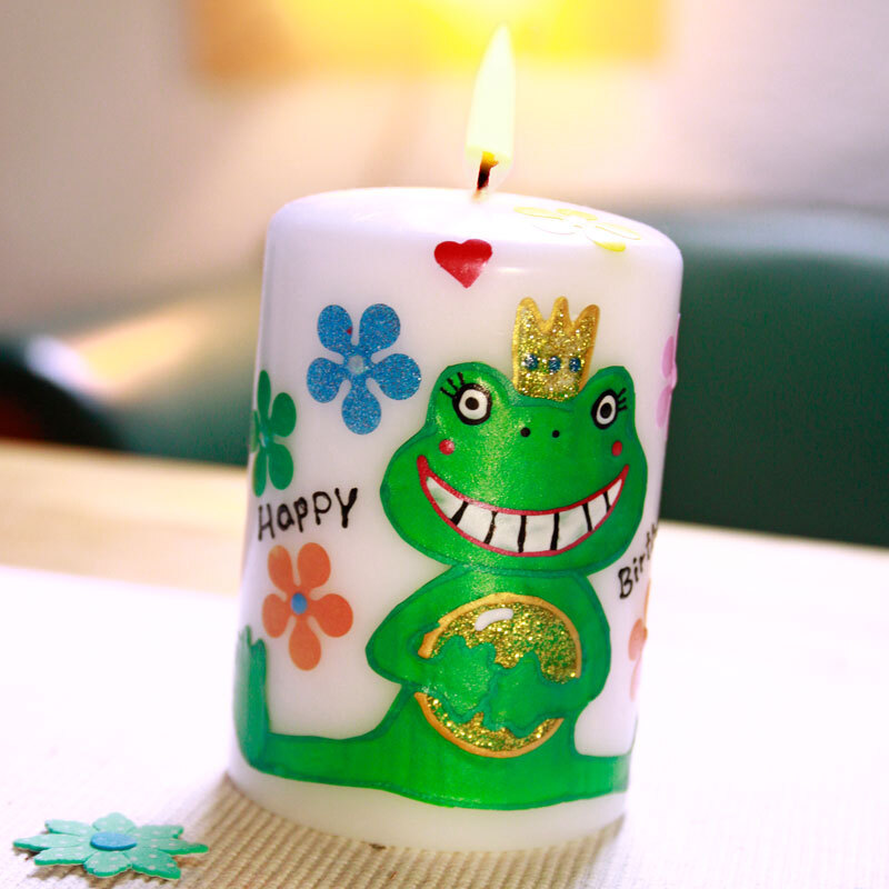 Candle Liner 25ml: Weiße Kerze mit grünem Froschmotiv, bunten Blumen und "Happy Birthday"-Text.