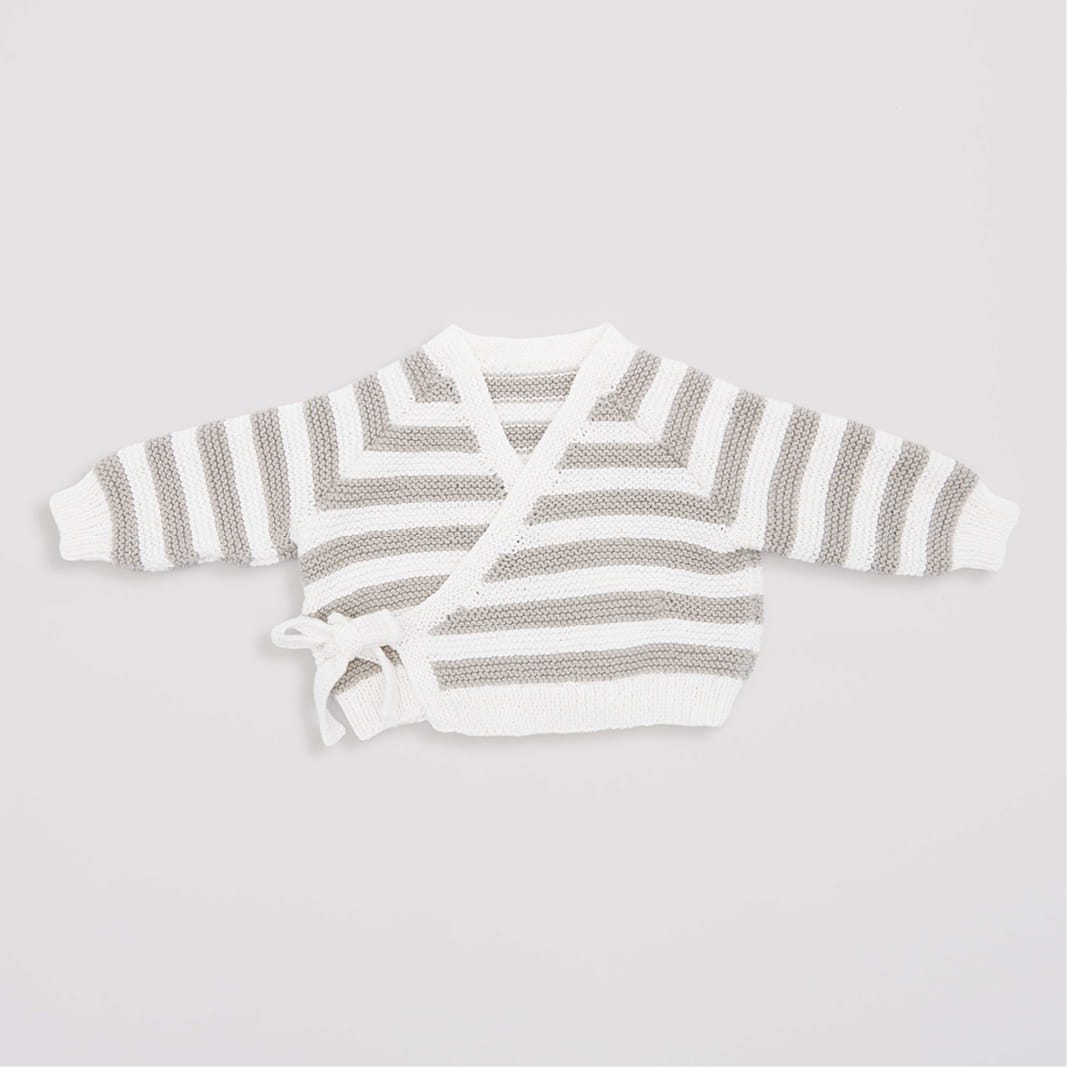 Gestrickte Baby Wickeljacke weiß-grau gestreift: Modell 15 aus dem Heft Rico Baby 039