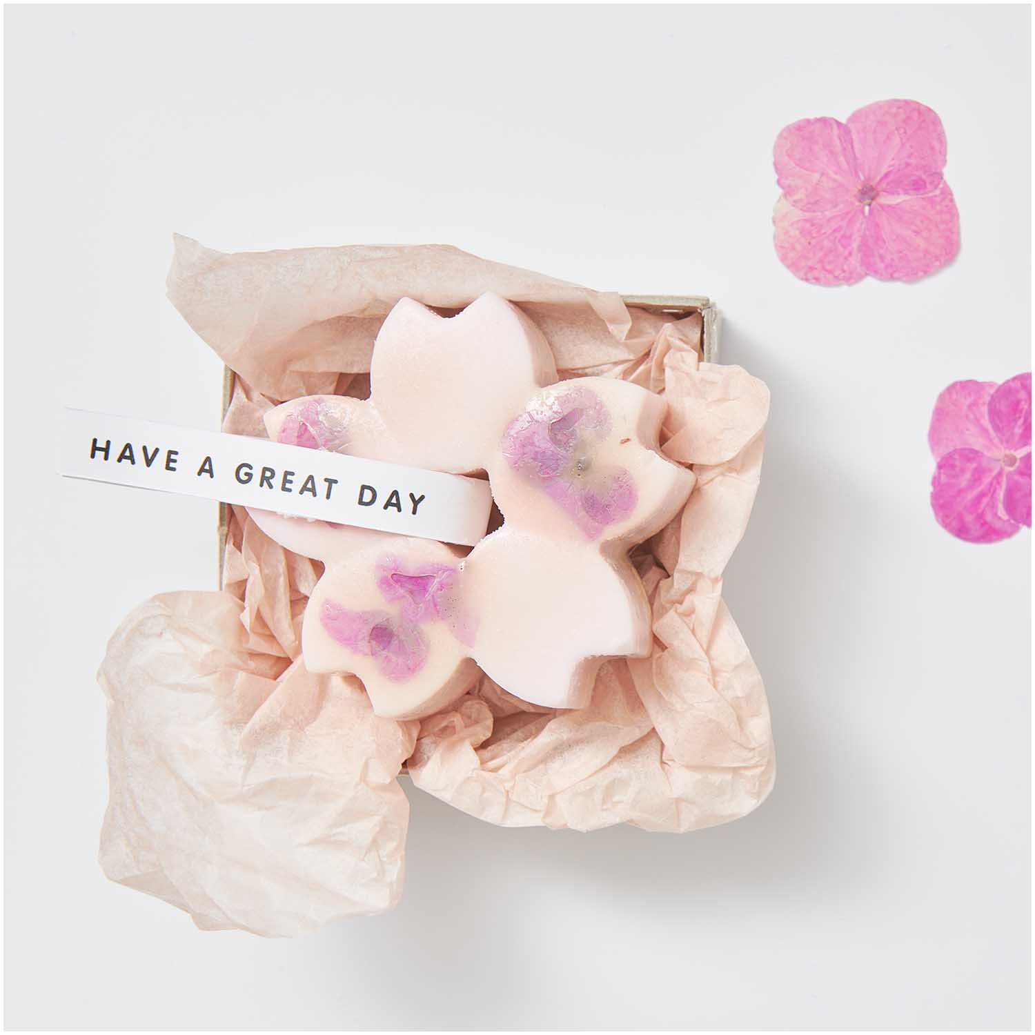 Gepresste Blüten Hortensie pink 9 Stück in einer Geschenkbox mit zartem Papier und Grußkarte.