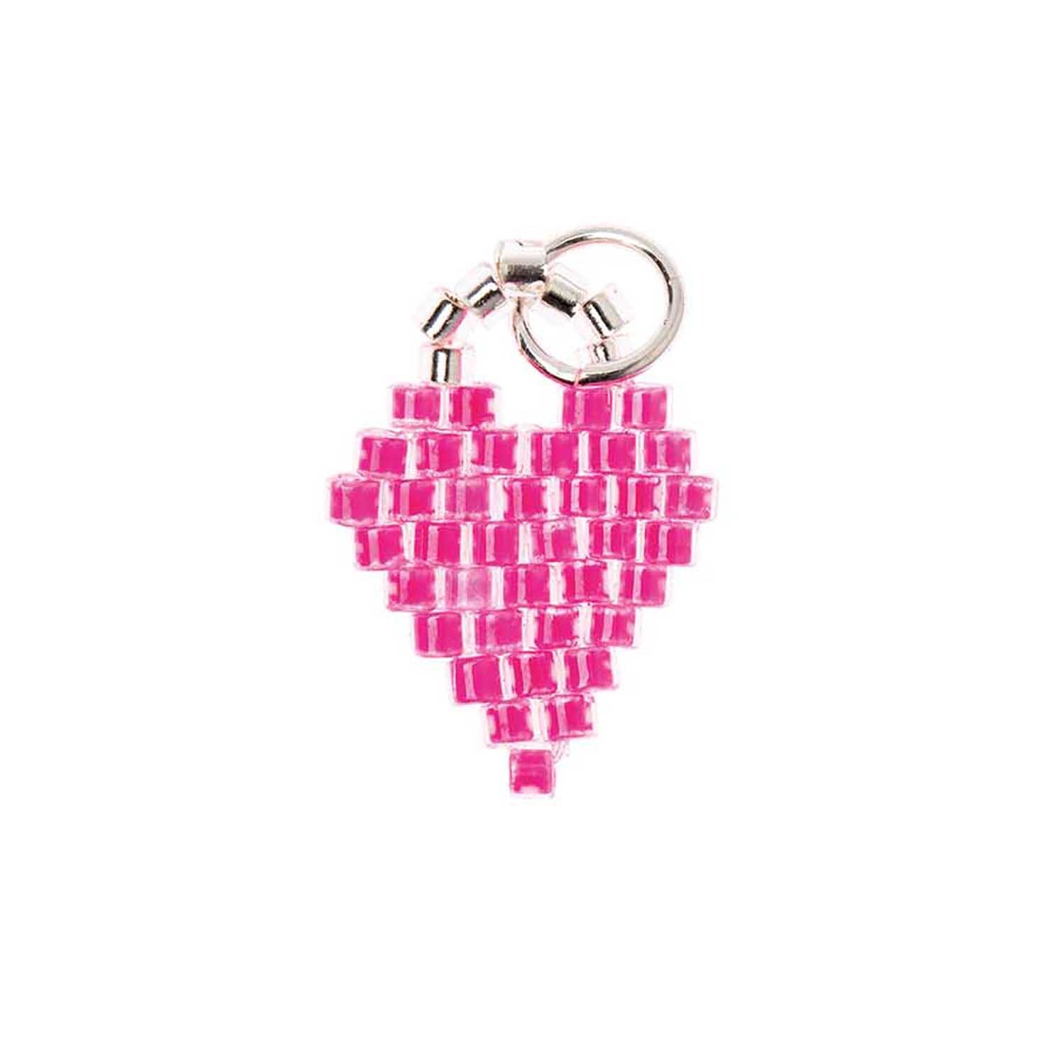 Mix it Up - Jewellery Brick Stitch Herz in leuchtendem Pink von Rico Design, 11x16mm, auf schwarzem Hintergrund.