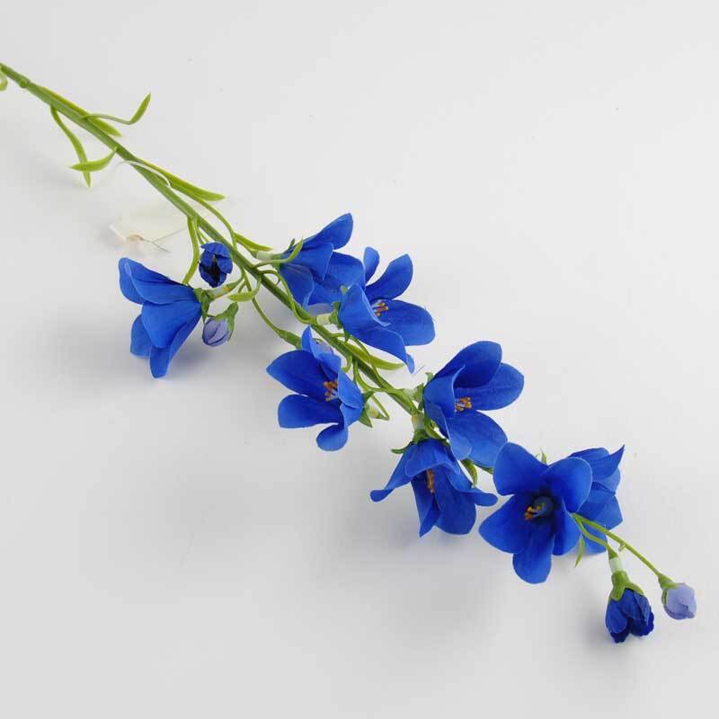 Campanula blau 65cm: Eine lange, elegante blaue Blume von idee. Creativmarkt auf weißem Hintergrund.