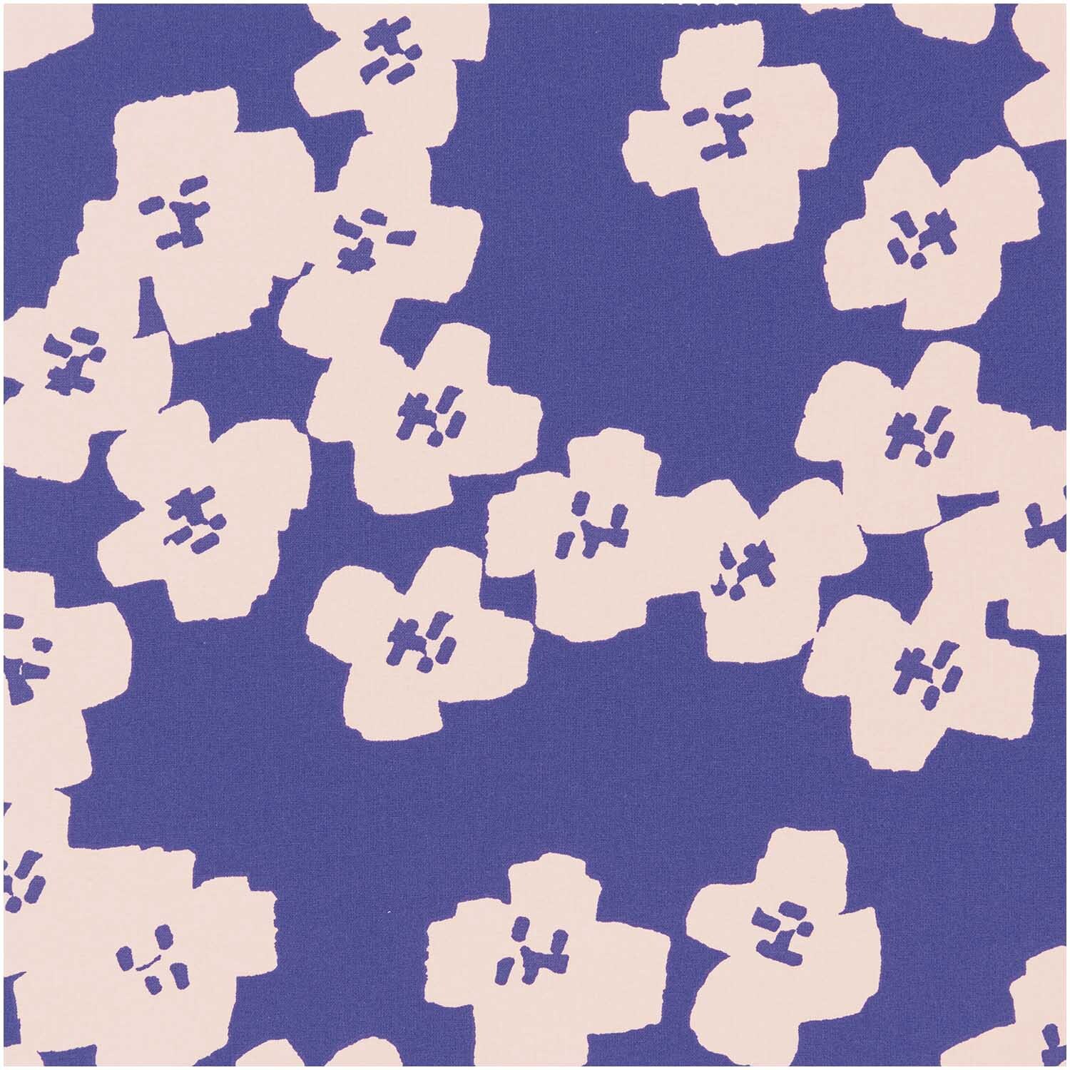 Druckstoff Okina Hana Blumen blau-rosa von Rico Design zeigt ein florales Muster auf blauem Hintergrund.