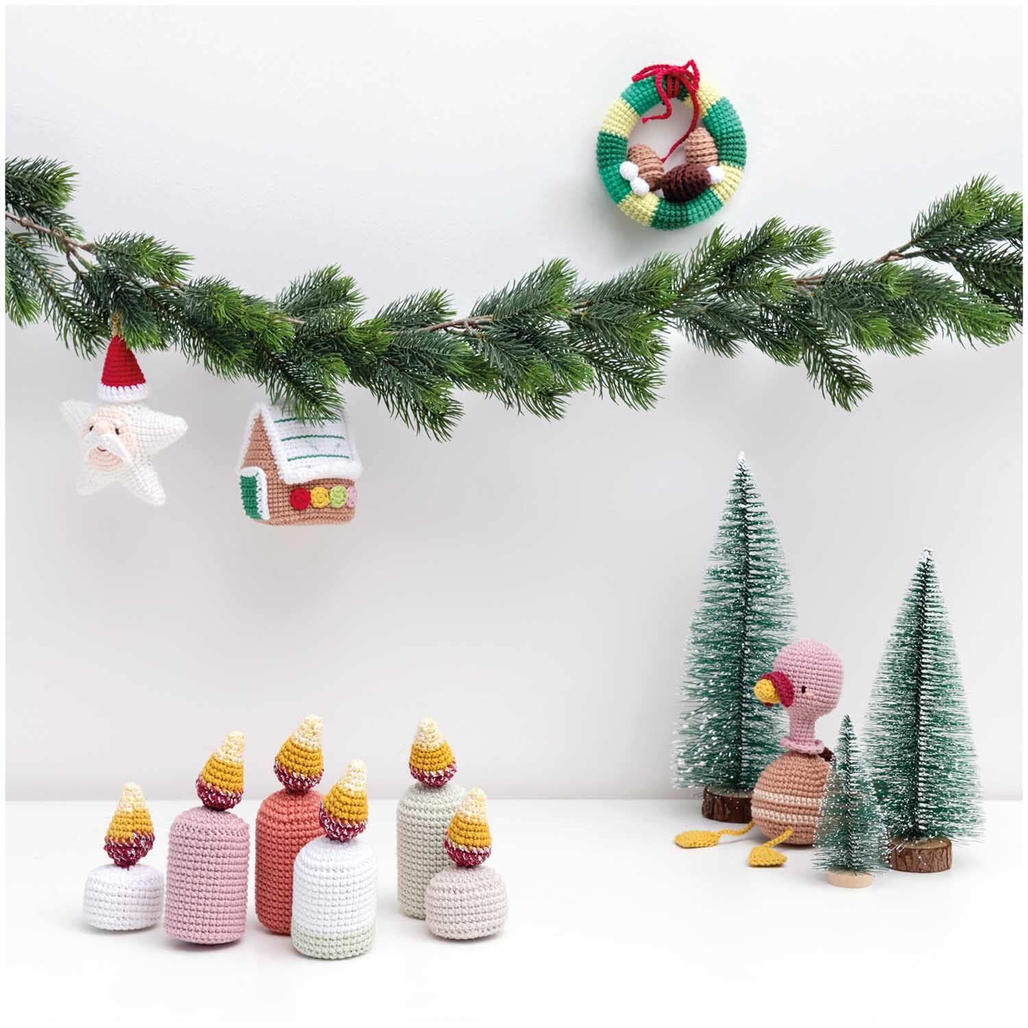 Creative Ricorumi dk: Weihnachtliche Häkeldekorationen mit Tannen, Figuren und Kranz, ideal für festliche Gestaltung.