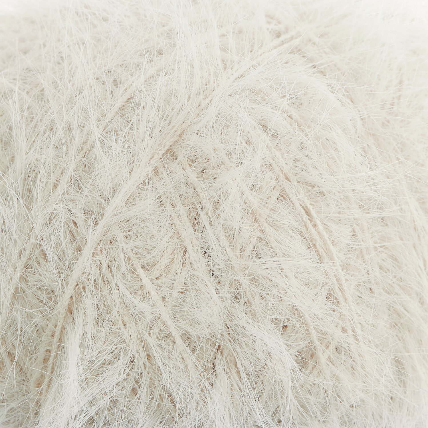 Creative Make It Fur: Flauschiges Garn in Taupe von Rico Design, ideal für Strickprojekte.