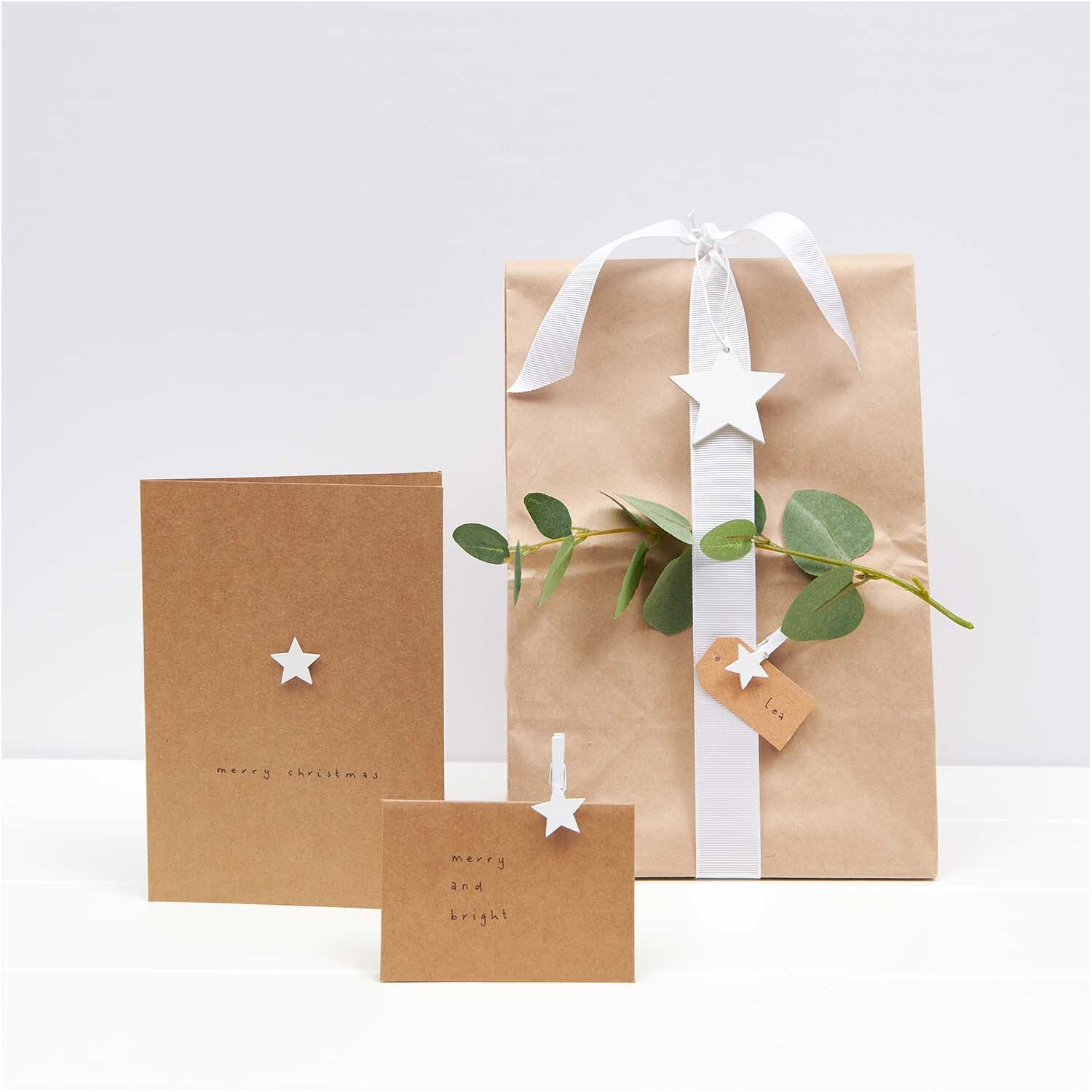Holzsticker Sterne weiß 20x19mm 24 Stück dekorieren Geschenke und Karten mit festlichem Flair.