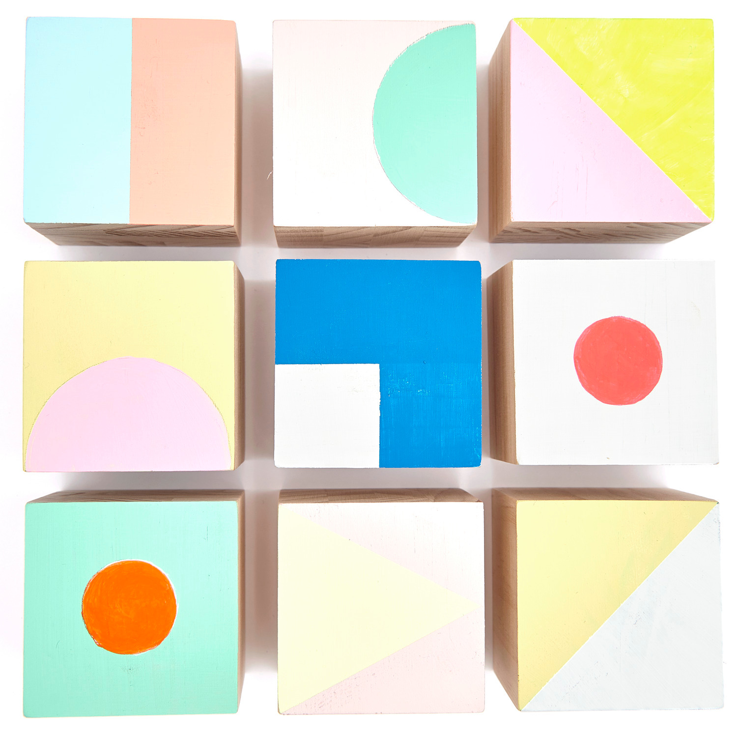 Holzwürfel mit geometrischen Mustern in Pastellfarben, 6x6x6cm, 4 Stück von Rico Design.