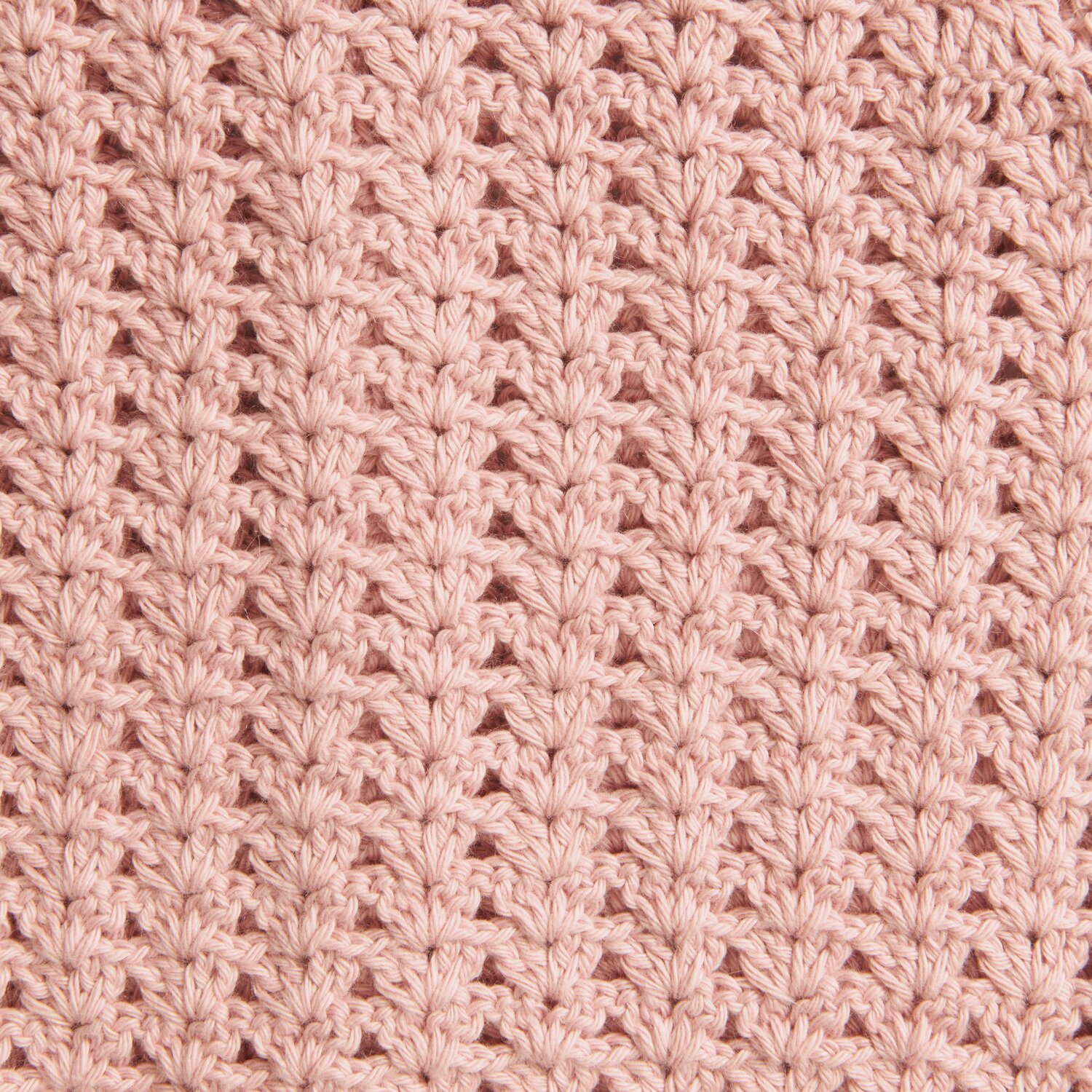 Rico Baby 043 zeigt ein gestricktes Muster in zartem Rosa. Ideal für Babybekleidung aus weicher Bio-Baumwolle und Kaschmir.