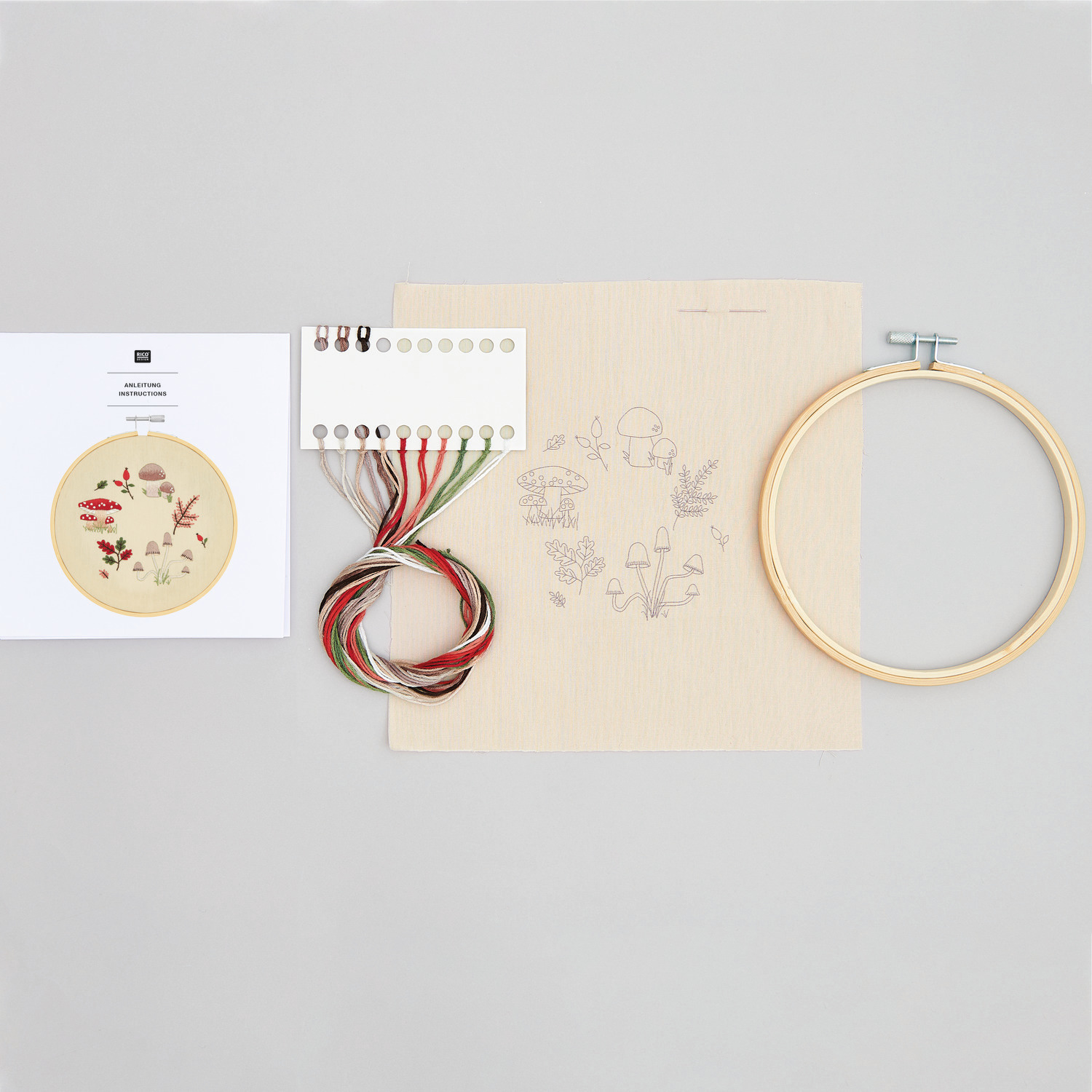 Stickpackung Shrooom Pilzkranz mit vorgezeichnetem Stoff, Stickgarn und Stickrahmen von Rico Design. Ideal für kreative Projekte.