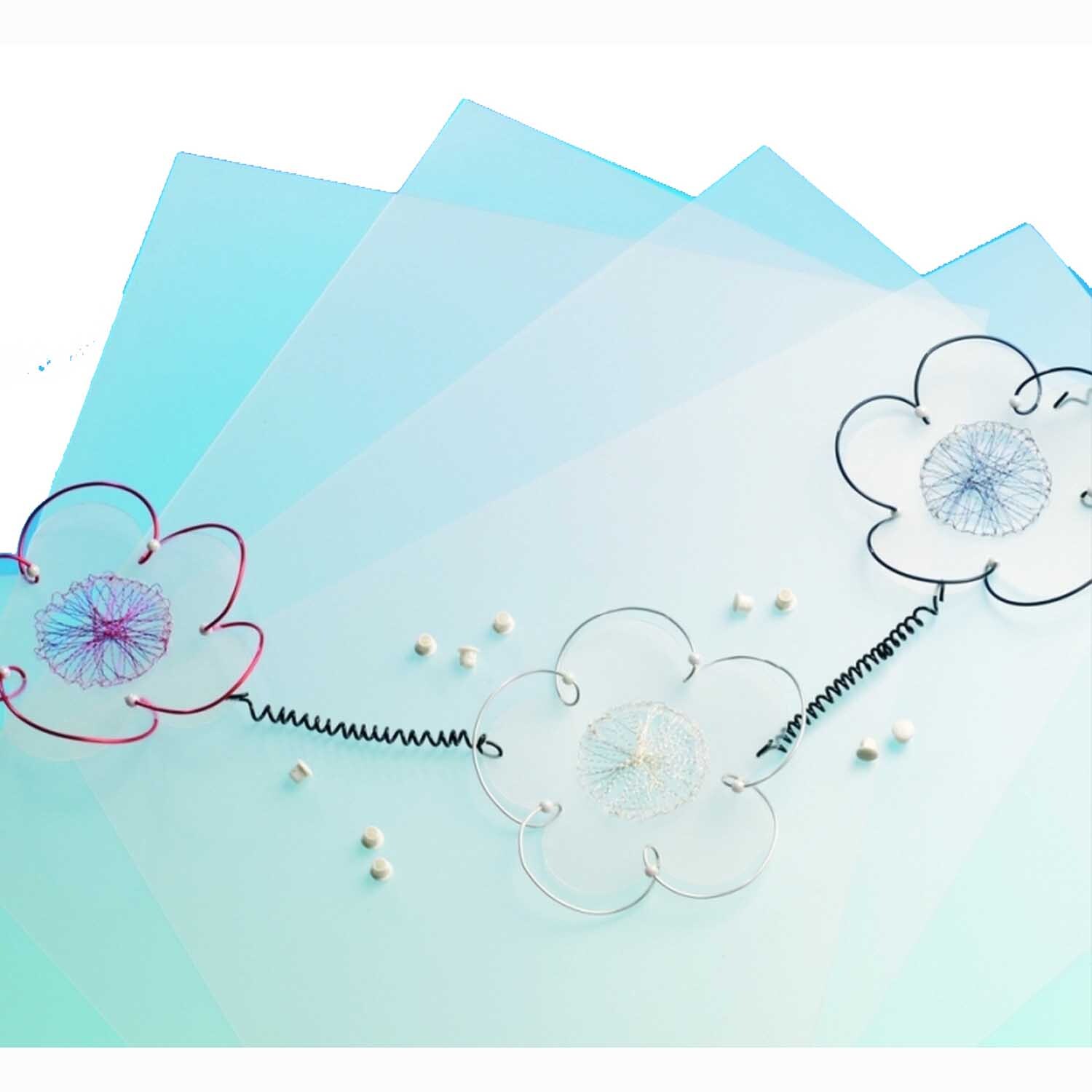 CREApop® Folie matt 0,3mm 43x33cm zeigt transparente Bastelfolie mit dekorativen Drahtblumen und Perlen, ideal für kreative Projekte.