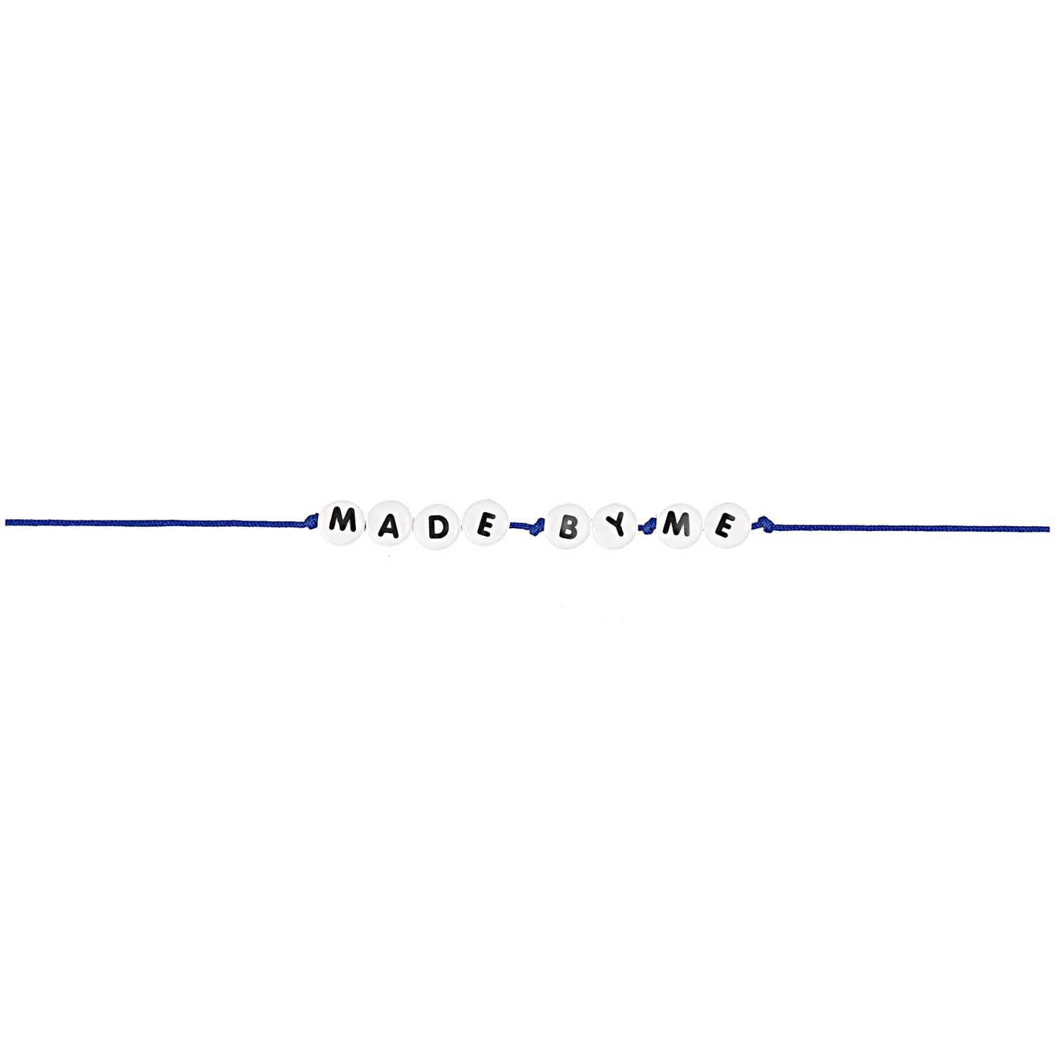 Makrameeband 1mm 10m von Rico Design in Blau mit Perlen, die "MADE BY ME" buchstabieren. Ideal für kreative DIY-Projekte.
