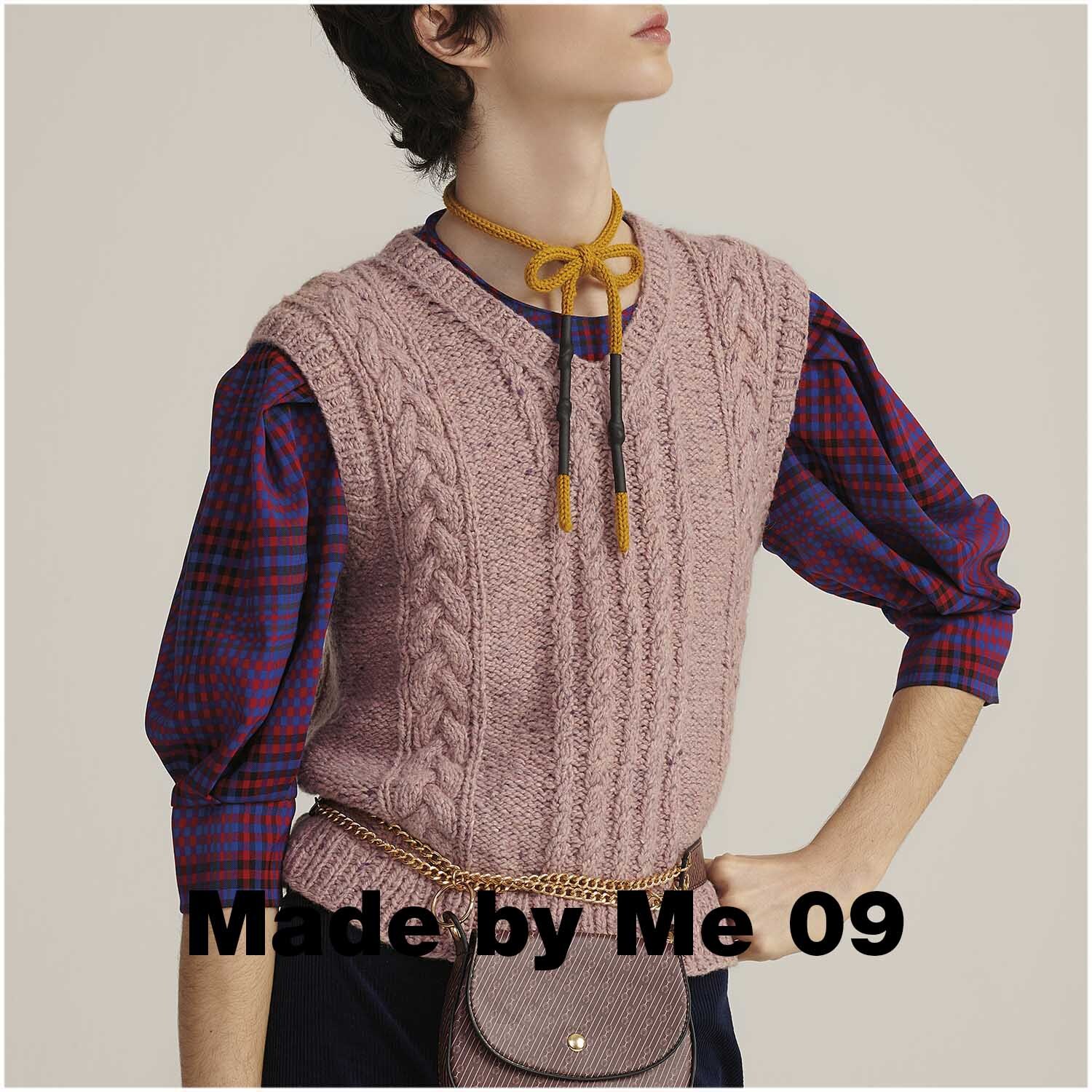 Fashion Modern Tweed aran: Person trägt rosa Strickweste von Rico Design über kariertem Hemd.
