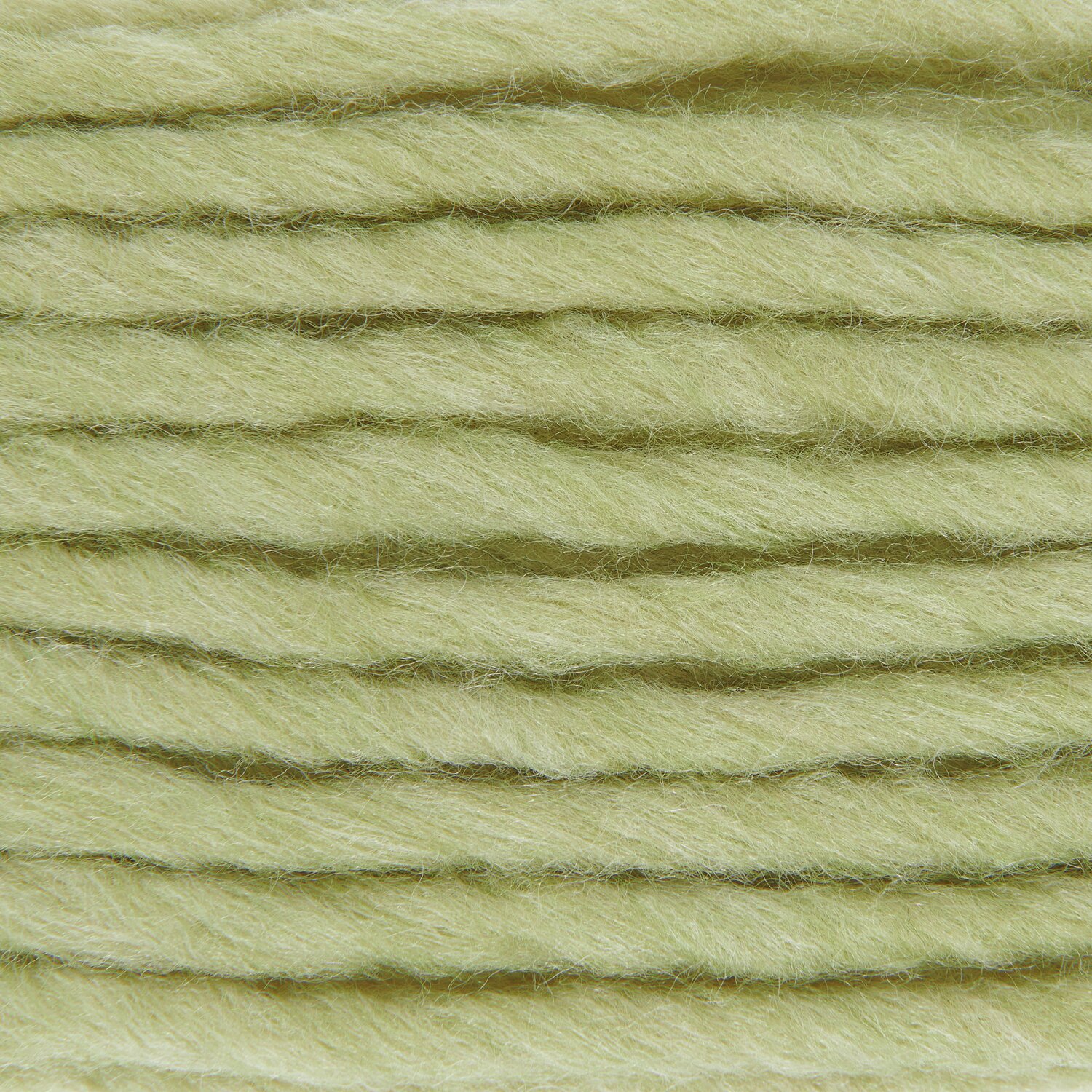 Essentials Super super chunky, weiche Wolle in Weide, ideal für Strickprojekte. 100g Knäuel mit 90m Länge. Perfekt für warme, voluminöse Designs.