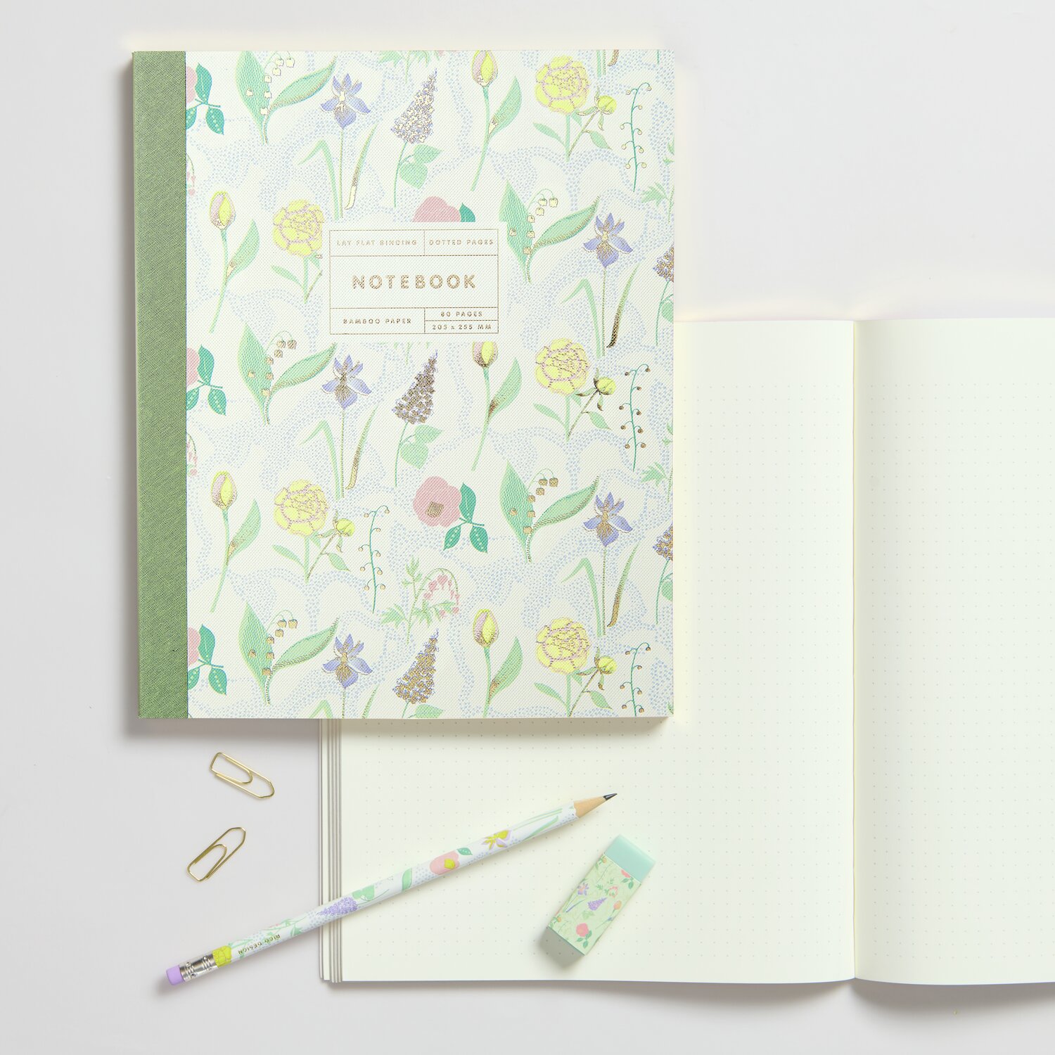 Paper Poetry Notizbuch Sky L Blumenmuster, 80 Seiten, neben offenem Notizbuch, Stift und Radiergummi.