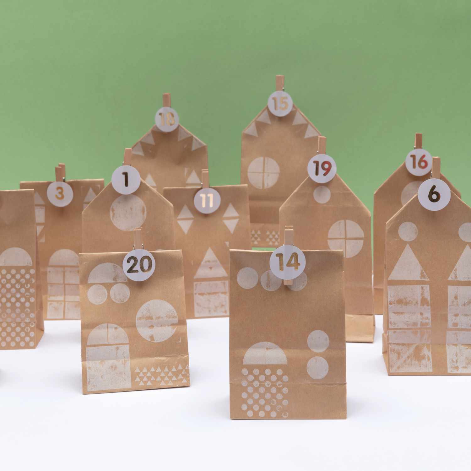 Paper Poetry Stempelset geometrische Symbole rund: Adventskalender-Tüten mit geometrischen Mustern und Zahlen, gestaltet von Rico Design.