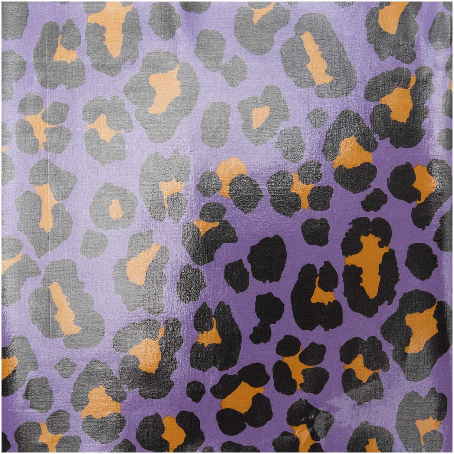 Stoffabschnitt PVC-Stoff Glossy Acid Leo mit lila Hintergrund und Leopardenmuster von Rico Design.