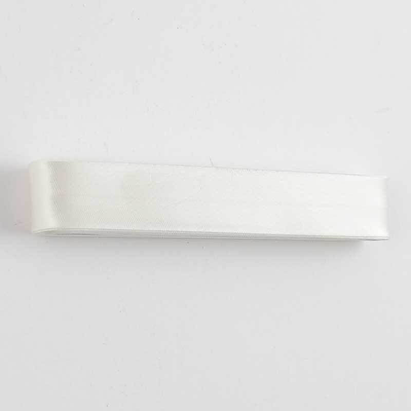 Schrägband 20mm Satin 2m von Gütermann in Weiß. Das Bild zeigt ein glattes, weißes Band.