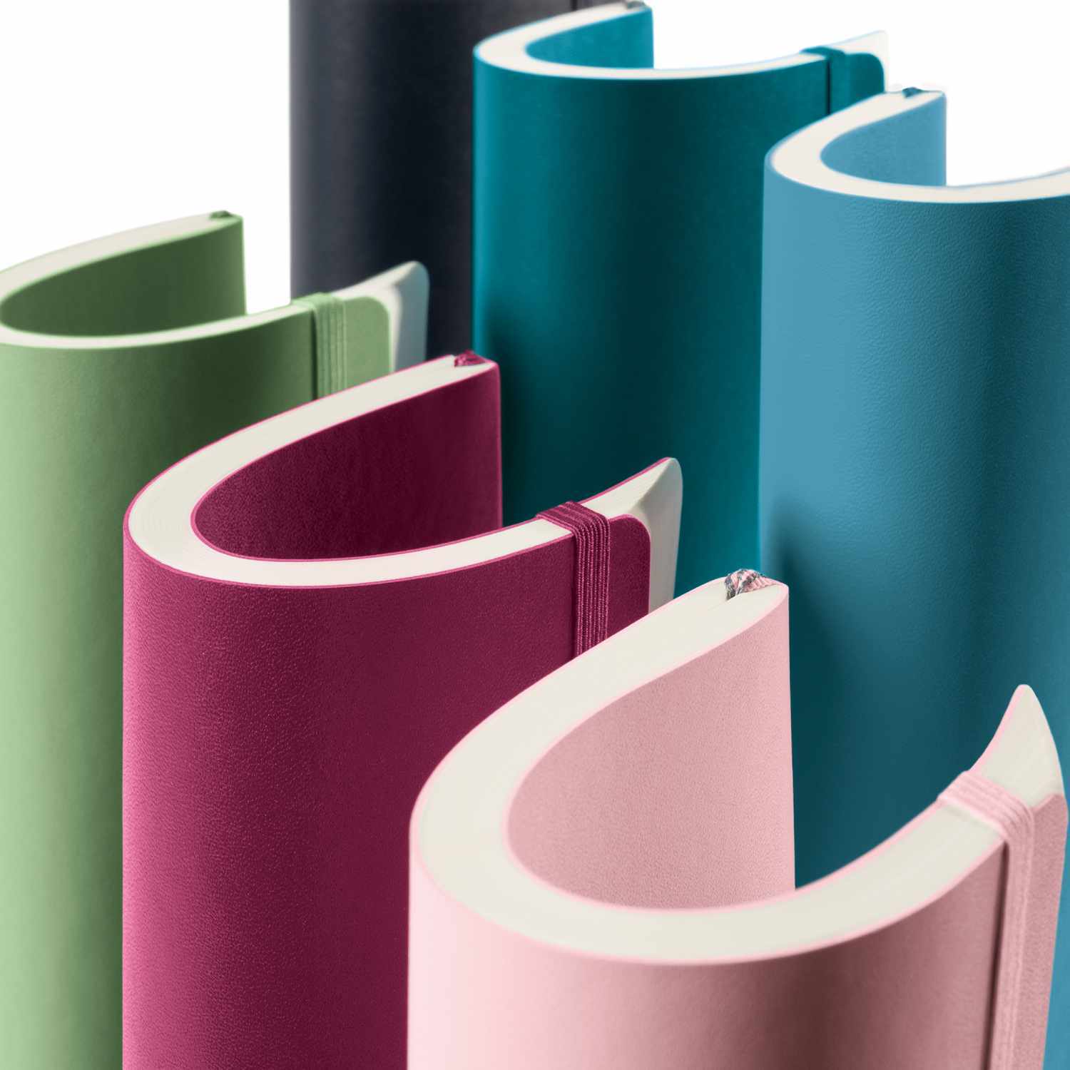 Notizbuch Paperback dotted Softcover B6 von LEUCHTTURM1917 in verschiedenen Farben wie Salbei, Pacific Green und Port Red, elegant arrangiert.