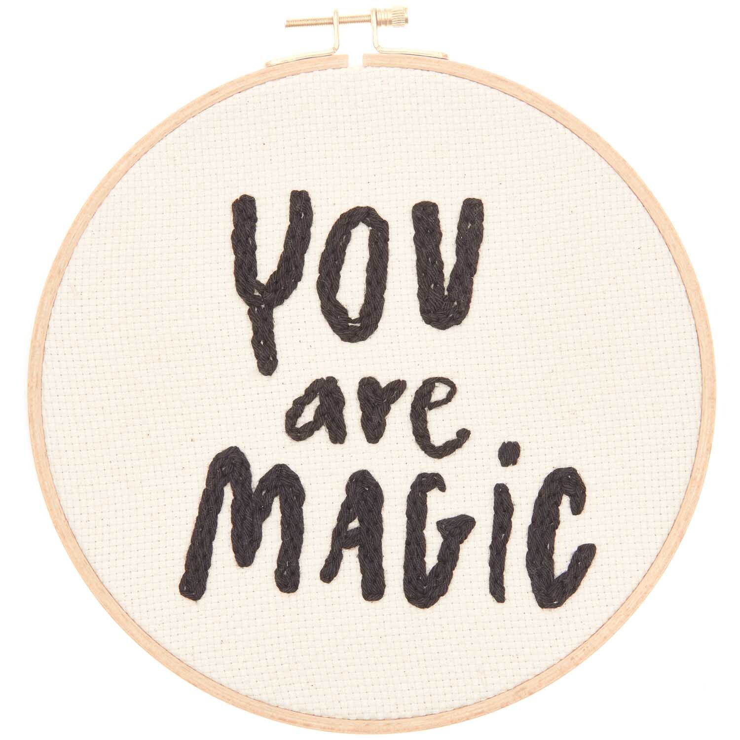 Punch Needle Packung Bild You Are Magic rund Ø21,5cm zeigt eine Stickerei mit schwarzem Text auf beigem Hintergrund. Marke: Rico Design.