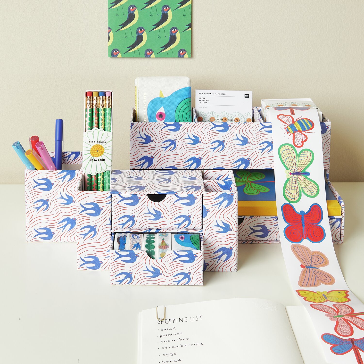 Office Box Midsommar Magic Schwalben: Bunte Schreibtisch-Organizer mit Schwalbenmuster, ideal für kreative Ordnung. Maße: 26x12,9x14,9cm.