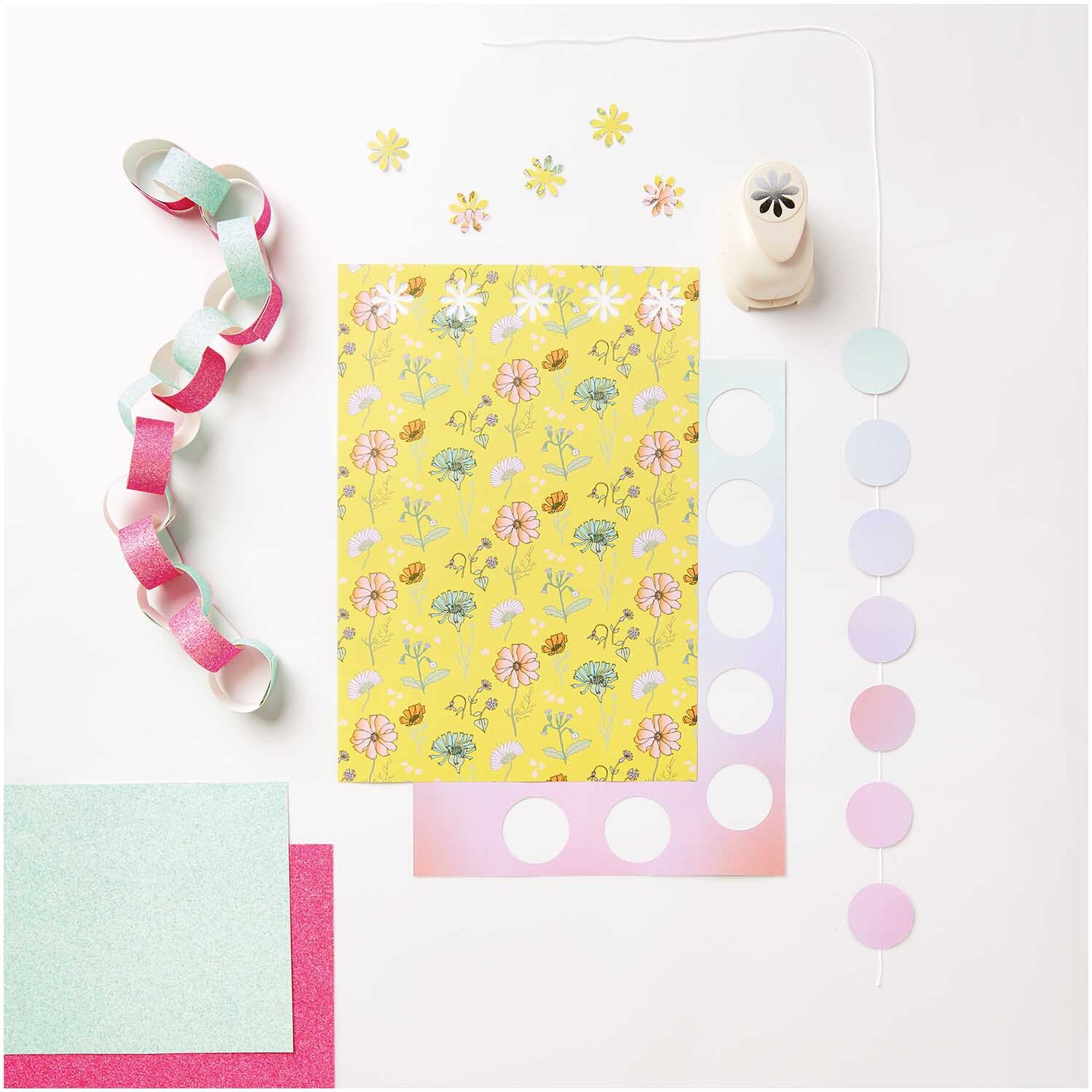 Paper Poetry Motivpapierblock Flower Power zeigt florales Design auf gelbem Hintergrund mit Bastelmaterialien. Ideal für kreative Projekte.
