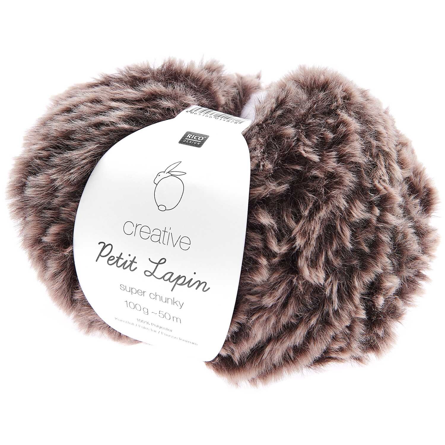Creative Petit Lapin Super Chunky Strickset mit weicher, schokoladenfarbener Wolle von Rico Design, ideal für warme Jacken und Westen.