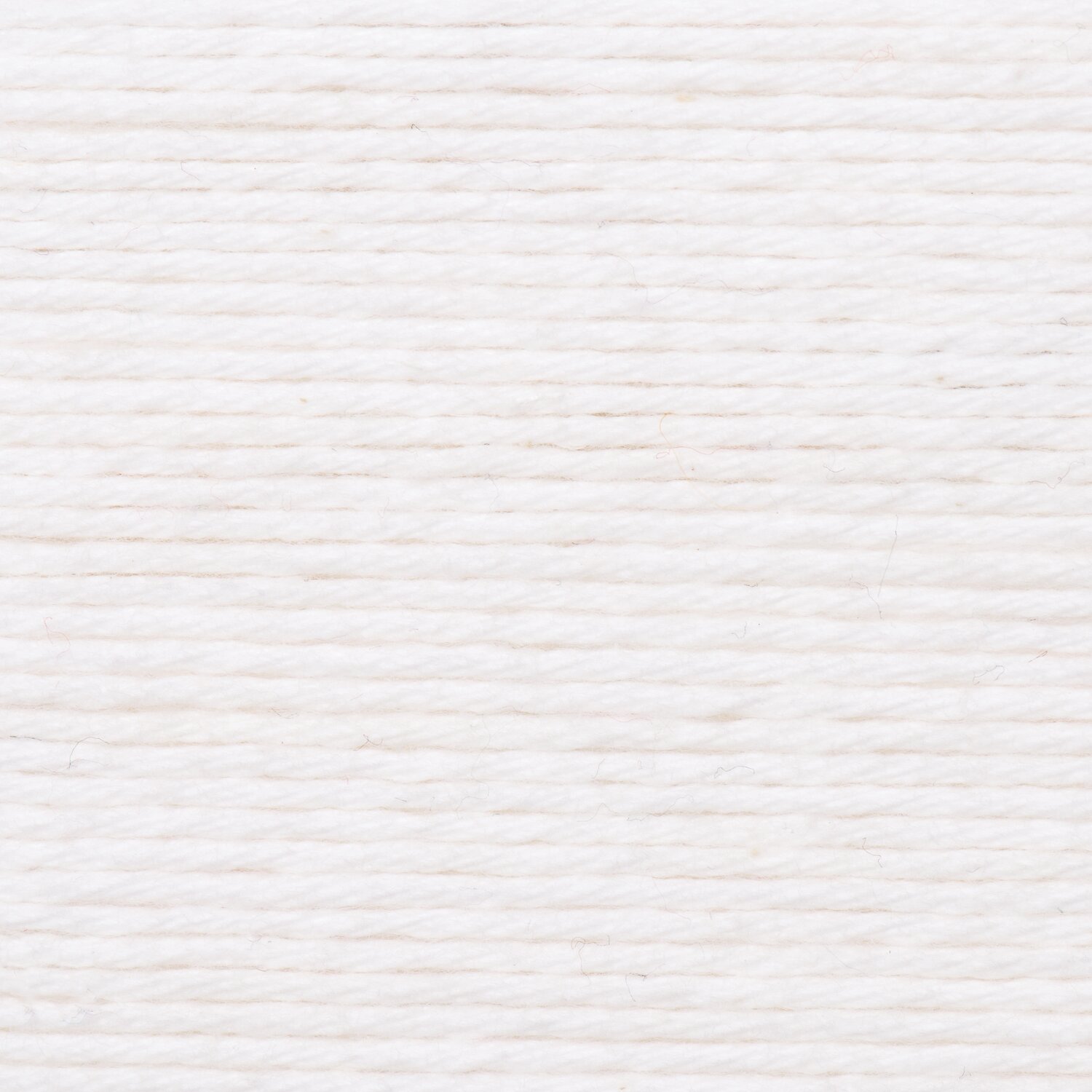 Creative Cotton dk, fein versponnenes Garn von Rico Design in zarter Naturnuance, detailnah gezeigt, ideal für Häkel- und Strickprojekte, 50g 115m