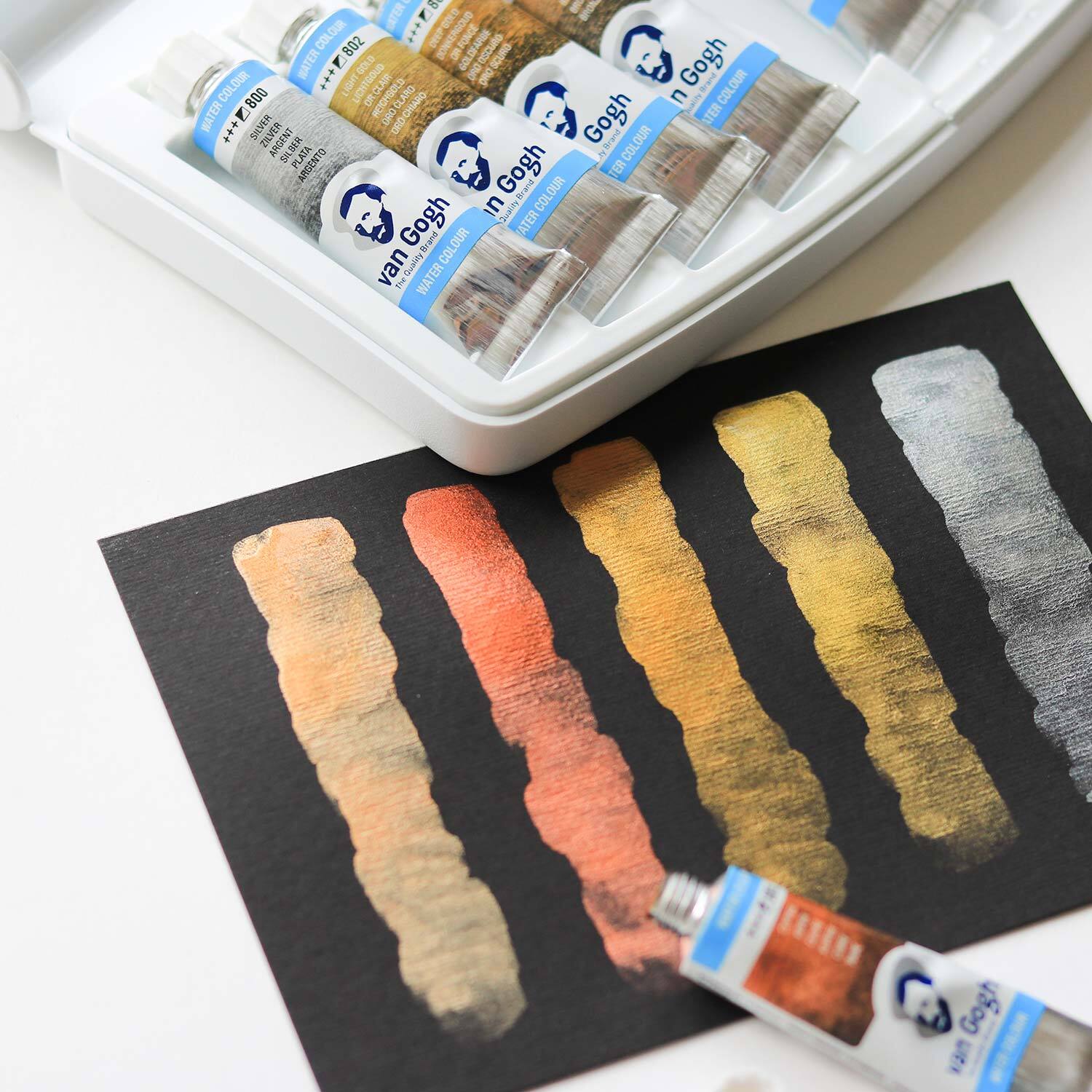 Aquarellfarben-Set Specialty Farben 12x 10ml zeigt van Gogh Farben auf schwarzem Papier, ideal für kreative Projekte.