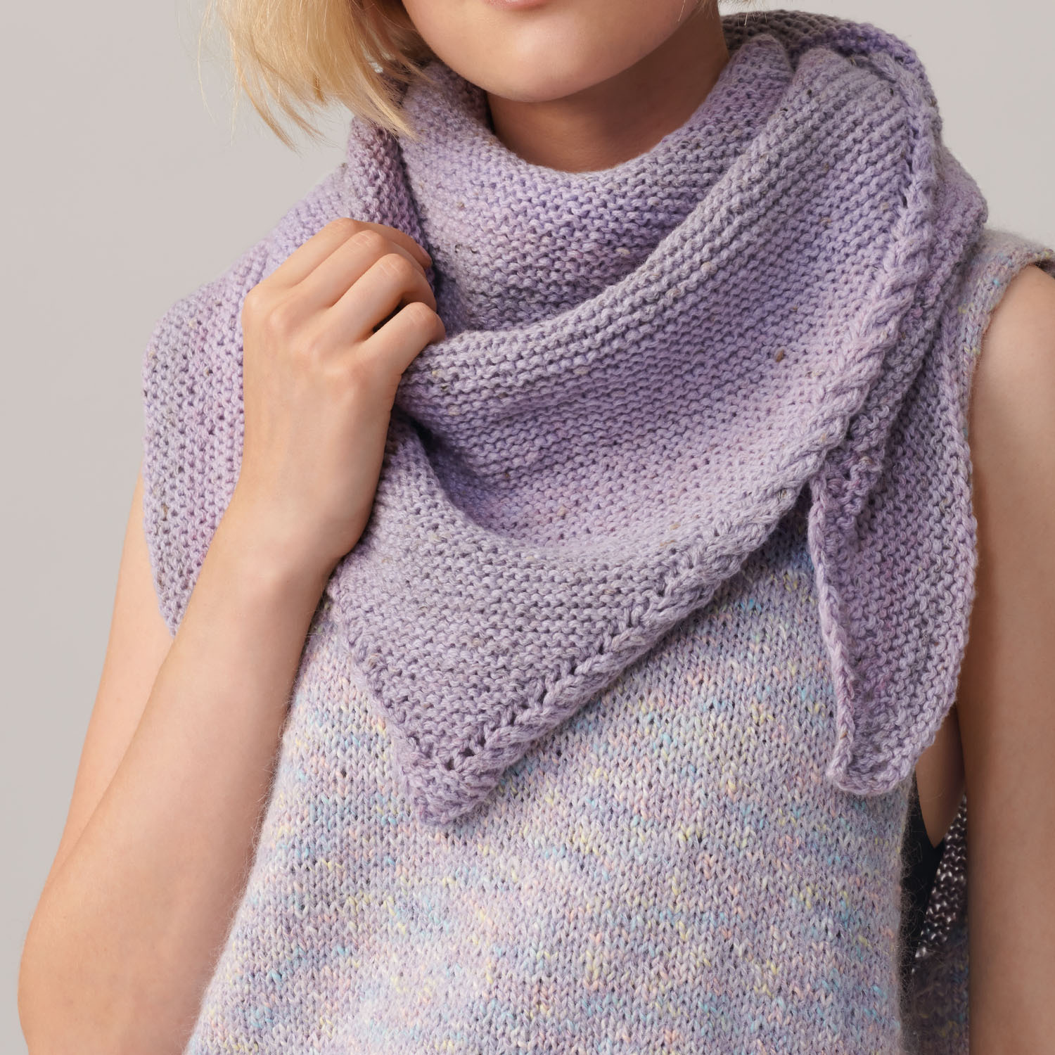Strickanleitung Dreieckstuch aus Fashion Cotton Light & Long Tweed dk: Frau trägt lila gestricktes Tuch.