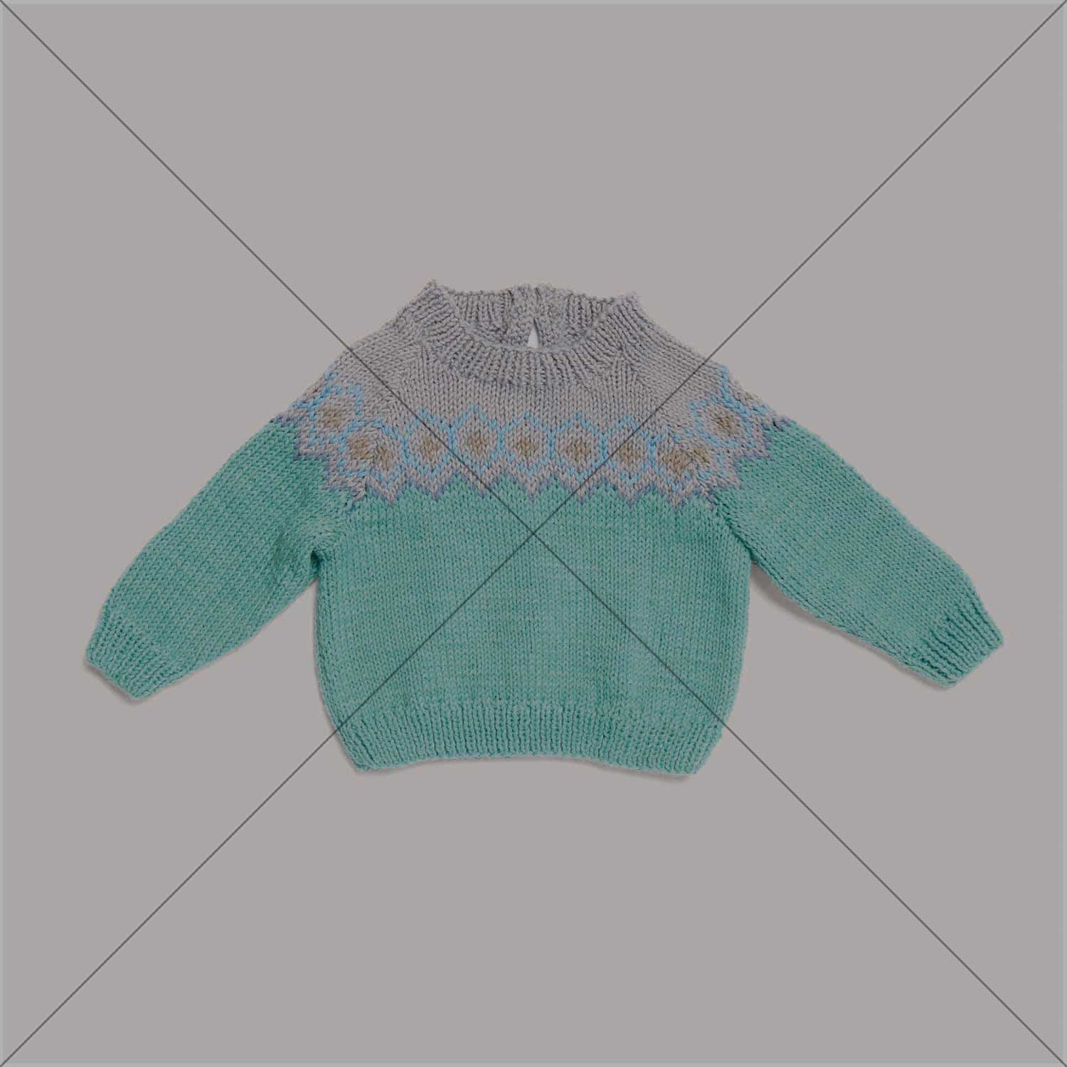 Ein gestrickter Pullover mit Muster aus Rico Baby 038 grauüberlegt und mit einem Kreuz durchgestrichen. Modell 02 ausverkauft.