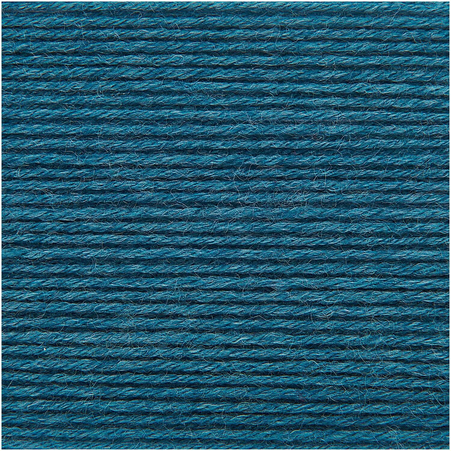 Superba Bamboo Uni 4fädig Garn in Petrol von Rico Design, Nahaufnahme der Textur, 100g 420m. Ideal für Strickprojekte.