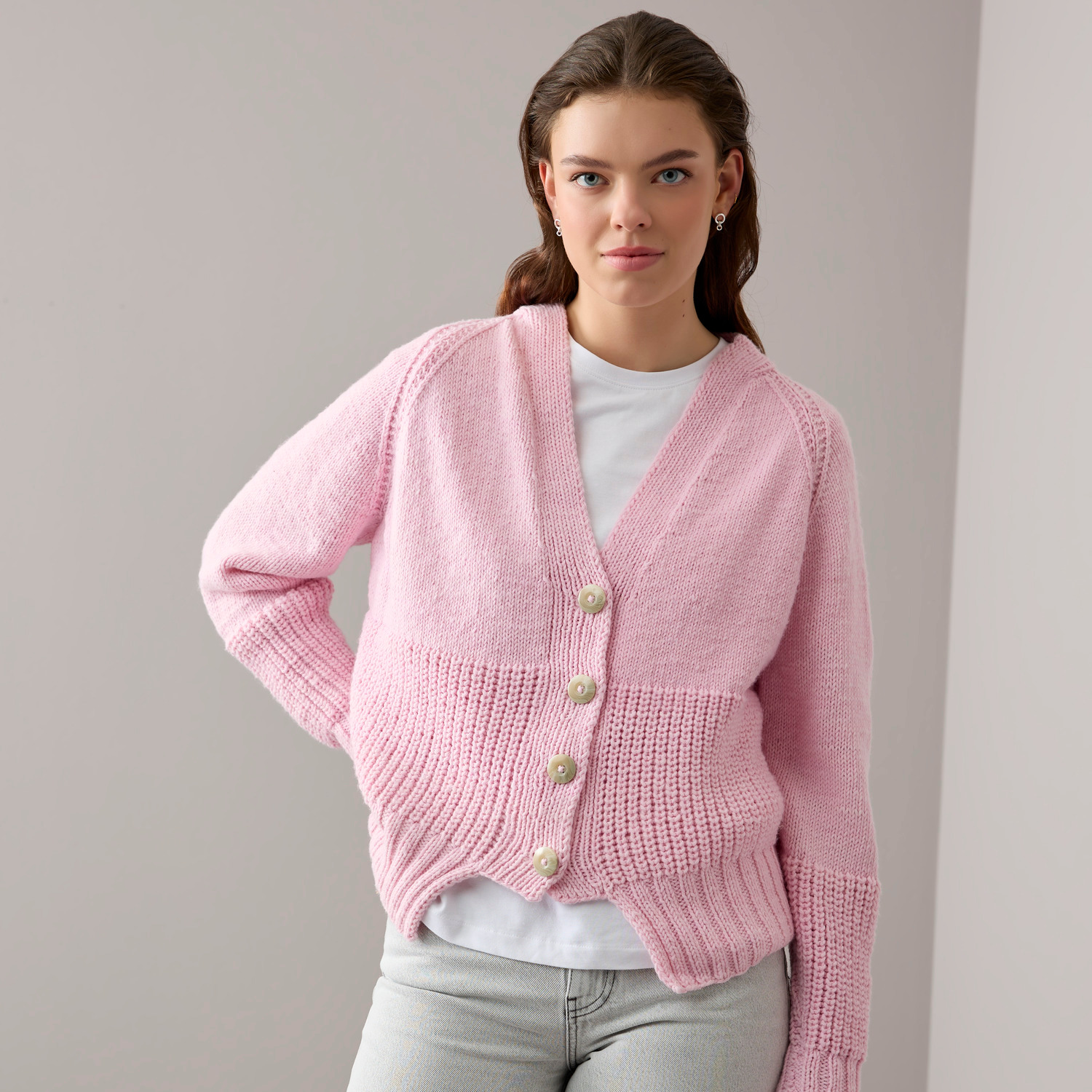 Special "Vegan Cashmere" Strickset Jacke in Rosa, getragen von einer Frau vor grauem Hintergrund.