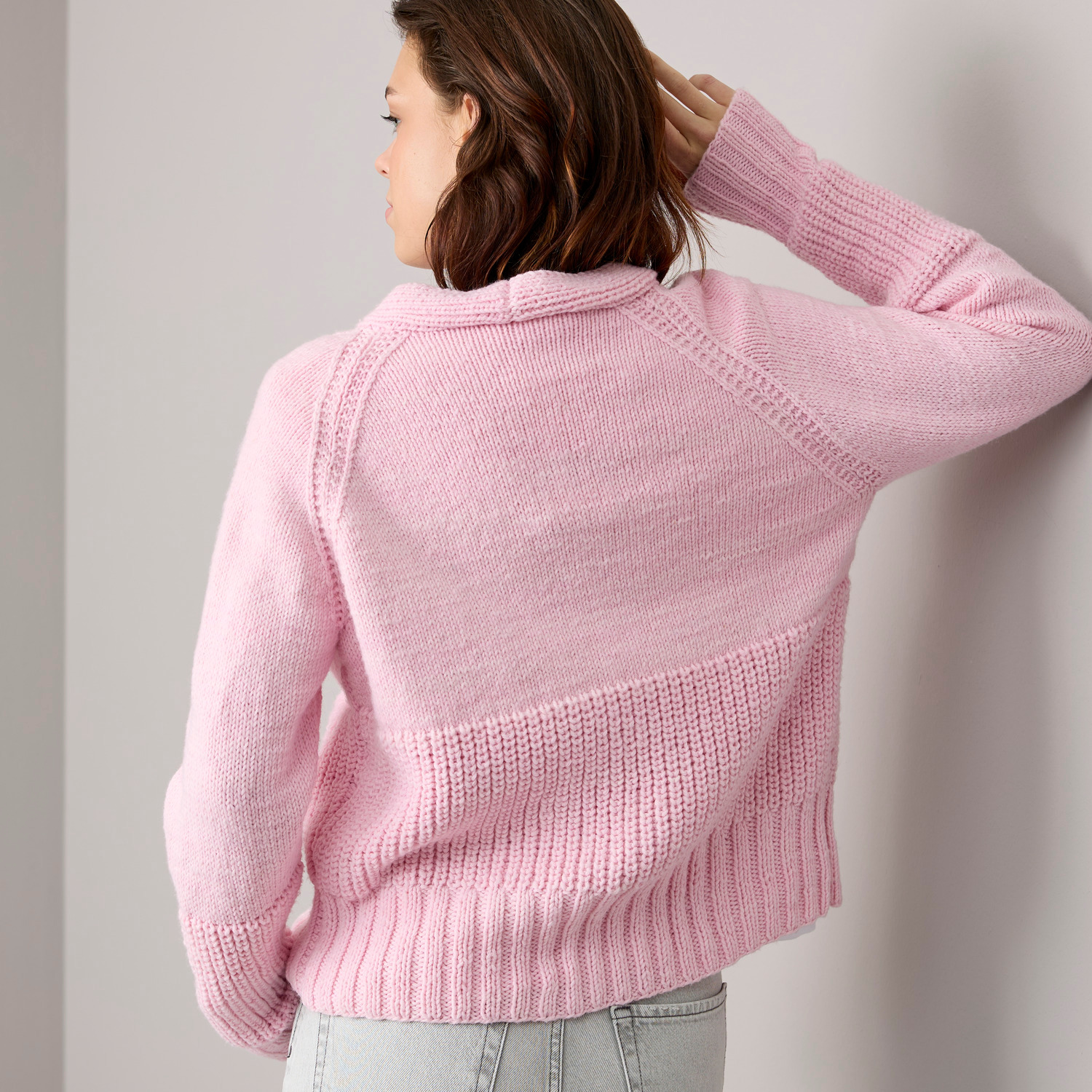 Special "Vegan Cashmere" International: Frau trägt rosa Strickpullover aus veganem Kaschmir von Rico Design, zeigt Rückansicht.