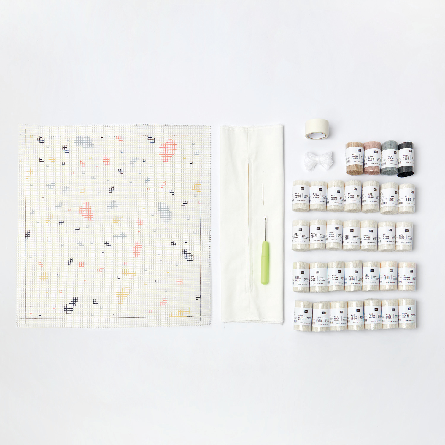 Rico Hooki Hooki Knüpfset Kissen Terrazzo mit Garnen, Nadel und Anleitung auf weißem Hintergrund. Ideal für DIY-Projekte.