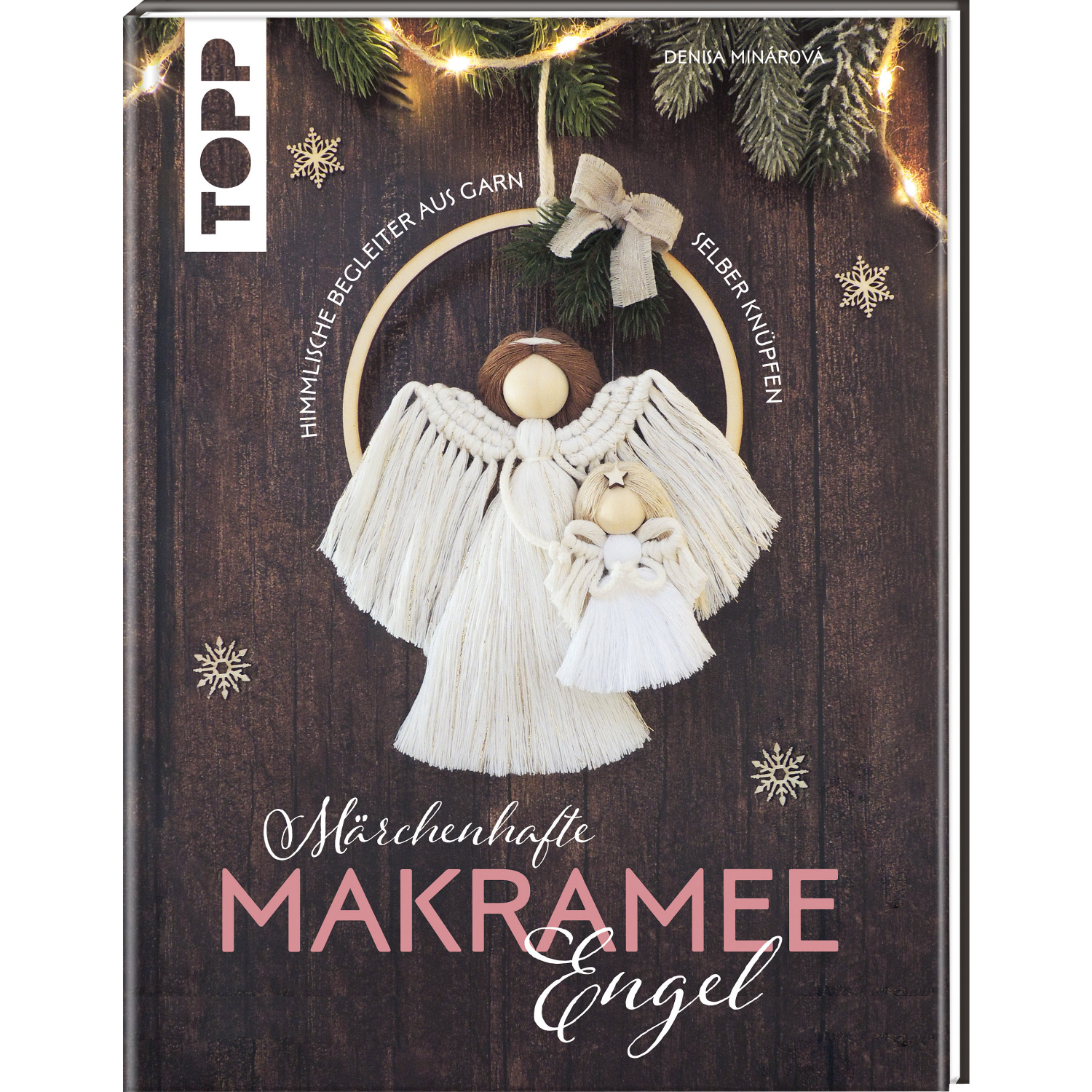 Märchenhafte Makramee Engel: Ein Buch von TOPP mit Makramee-Engeln auf dunklem Holz, dekoriert mit Sternen.
