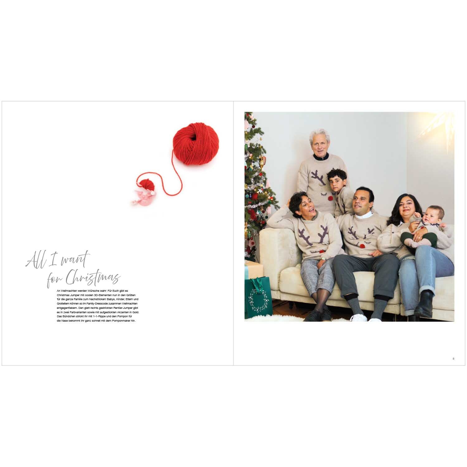 Christmas Jumper: Familie in passenden Pullovern vor einem Weihnachtsbaum, gemütlich auf einem Sofa sitzend.
