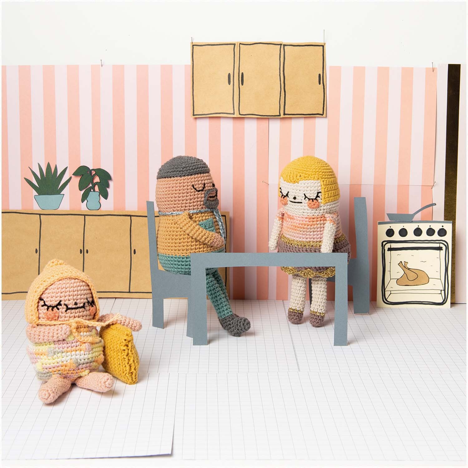 Ricorumi Crazy Cute Family deutsch: Drei gehäkelte Figuren in einer Puppenküche mit Ofen und Pflanzen.
